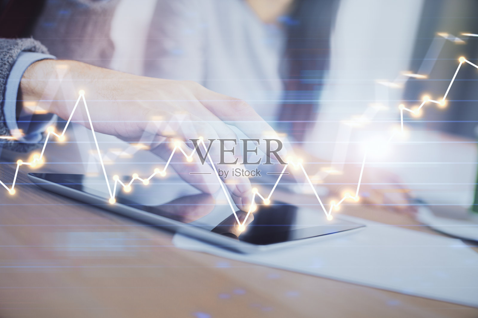 双重曝光的外汇图形绘制和男人和女人一起工作持有和使用移动设备。贸易的概念。照片摄影图片