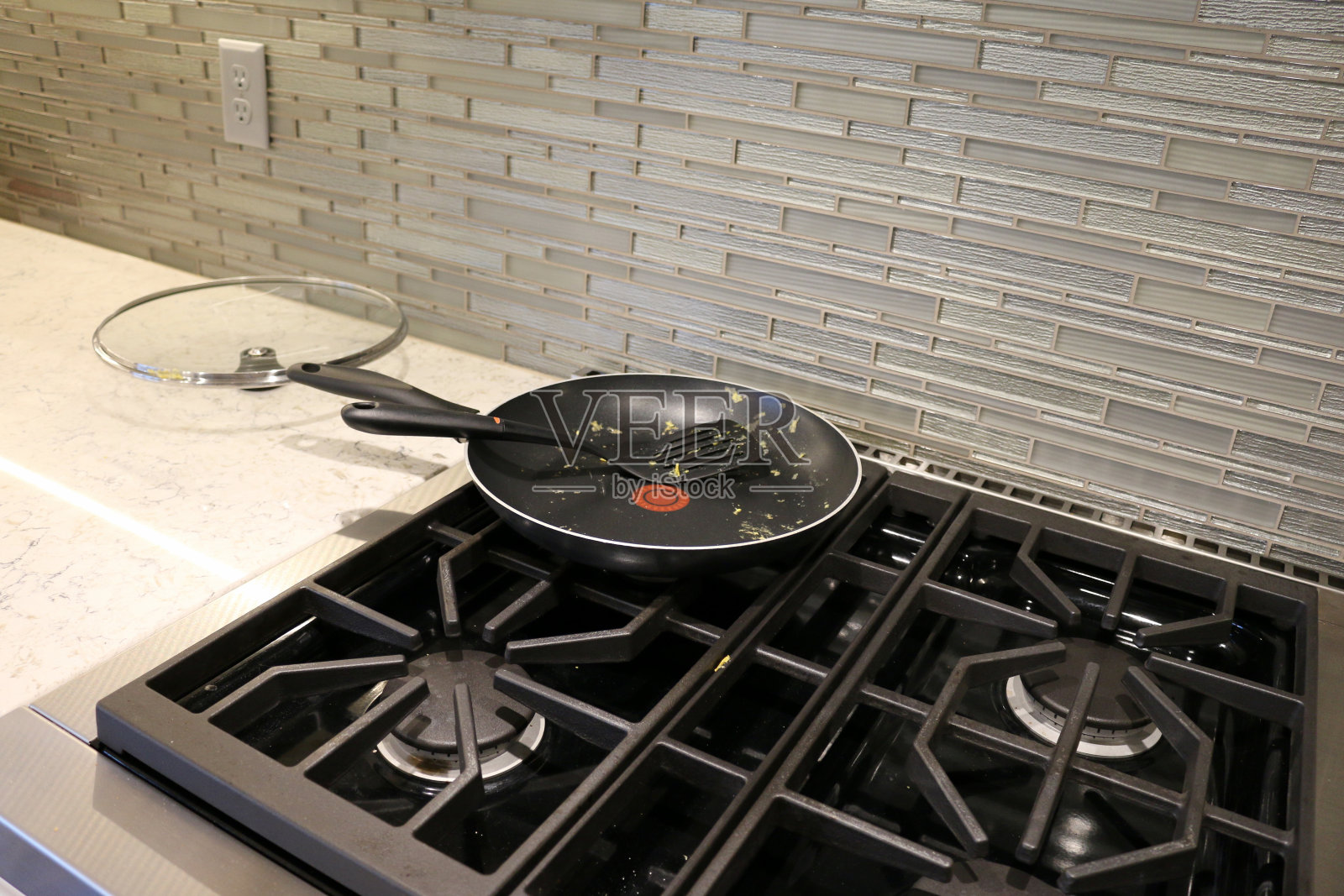 脏锅在煤气炉顶部范围照片摄影图片