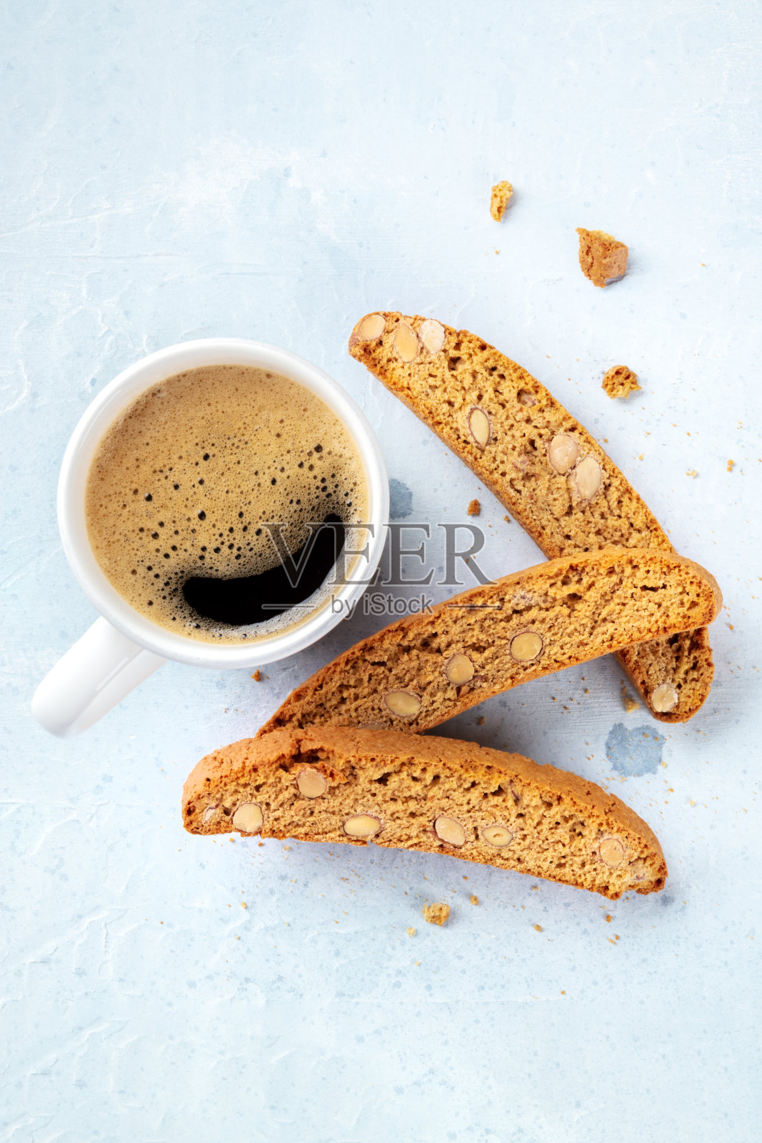 Cantucci。传统的意大利杏仁饼干配一杯咖啡照片摄影图片