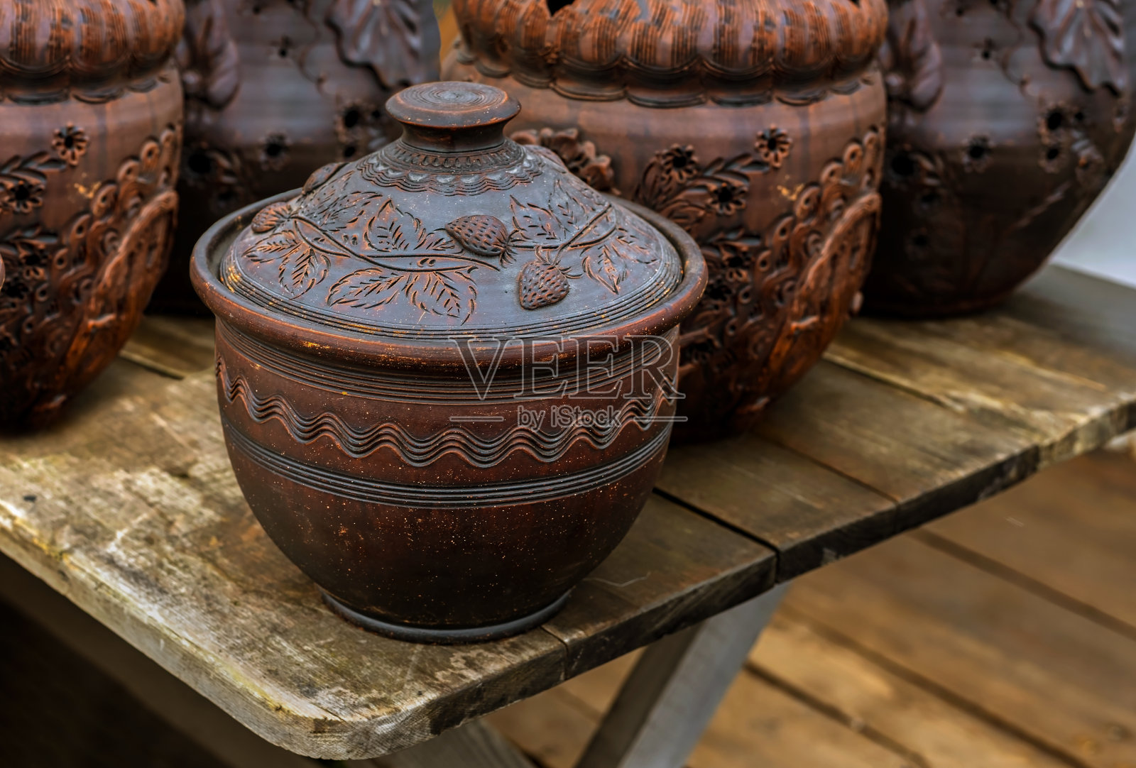 古老的粘土厨房用具。有选择性的重点。照片摄影图片