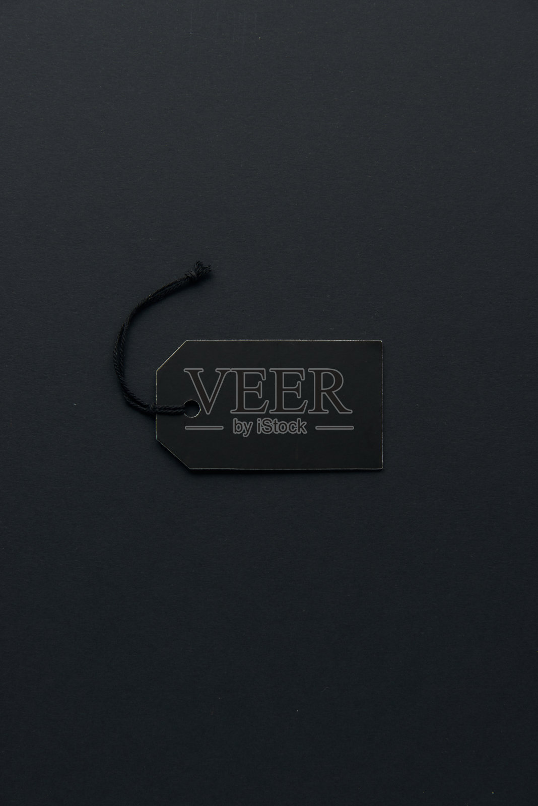 空白黑色硬纸板纸标签或价格标签与电线隔离在黑色背景。BlackÂ周五,购物,销售和营销的概念。顶视图,平,复制空间照片摄影图片