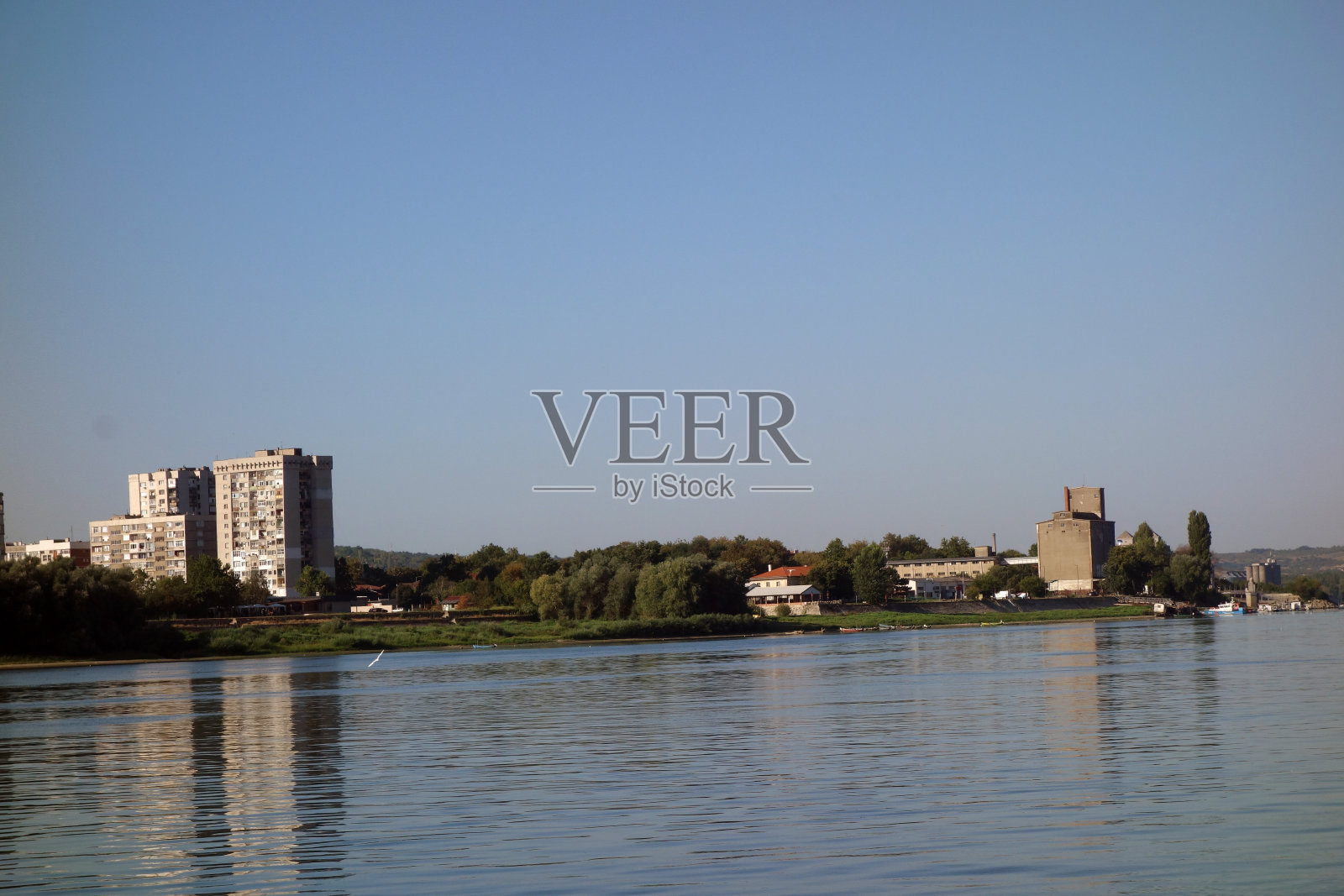 从多瑙河眺望保加利亚的西里斯特拉市照片摄影图片