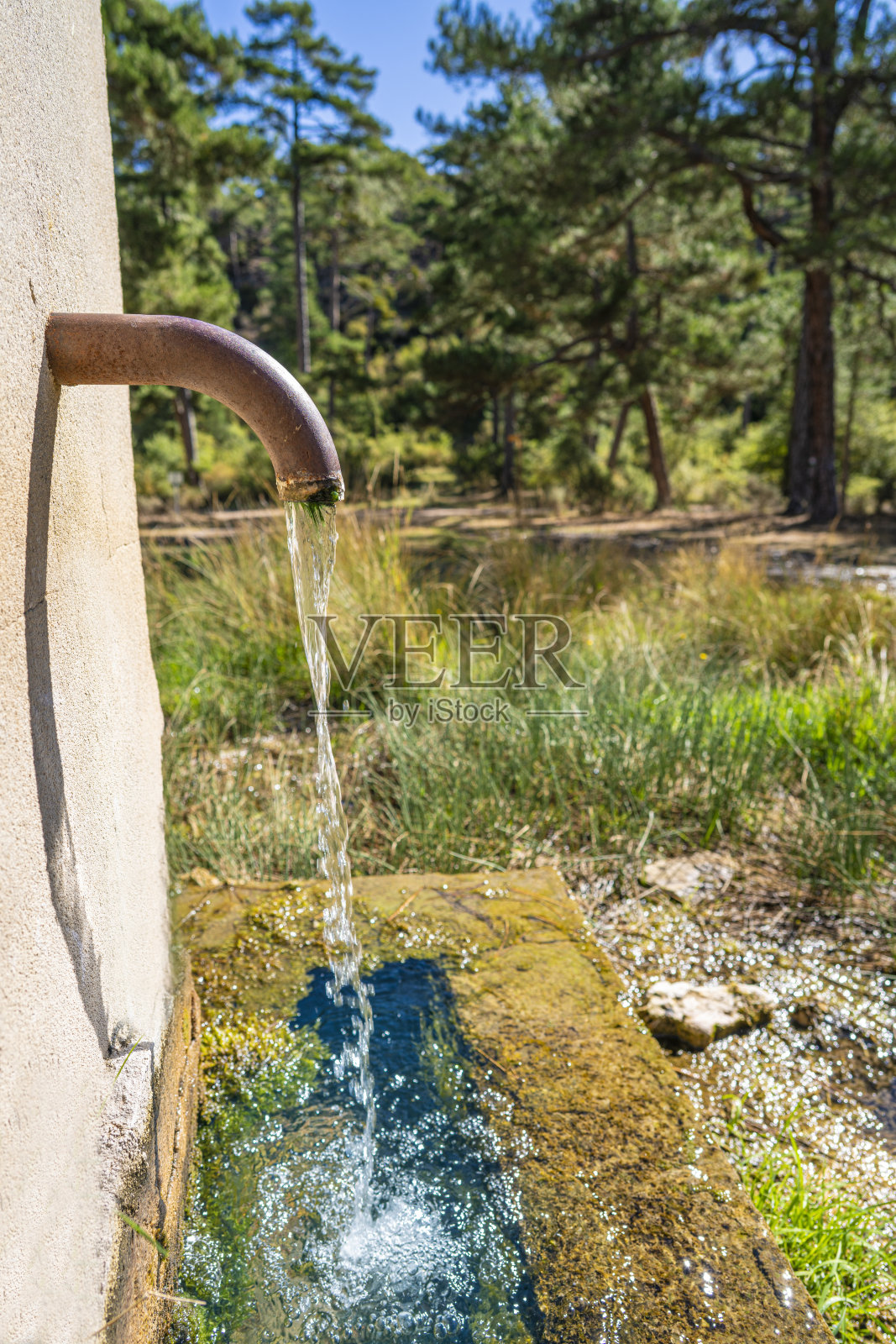Teruel的Sierra de Albarracin的天然泉水喷泉照片摄影图片