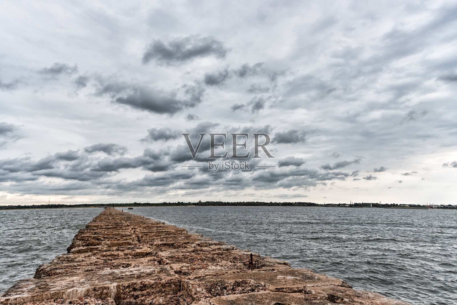 拉脱维亚波罗的海防波堤。照片摄影图片