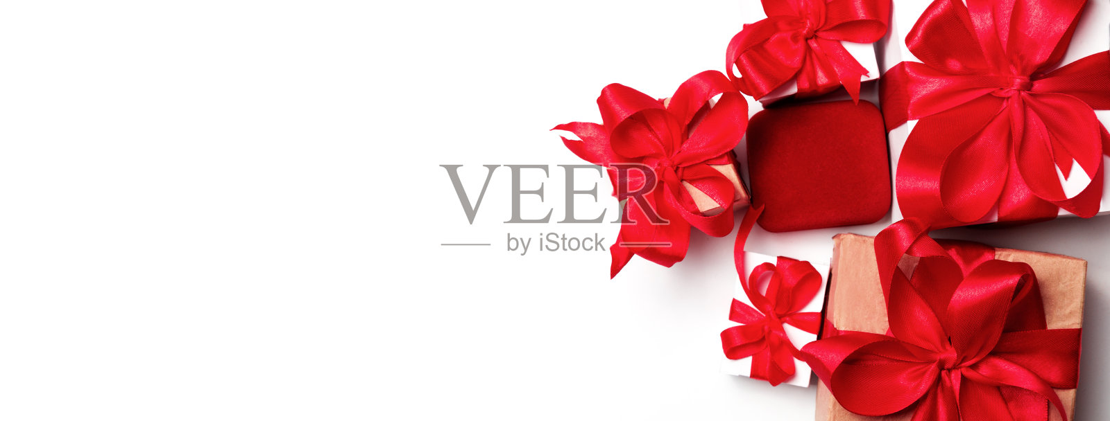 红色天鹅绒首饰盒,情人节的礼物和蝴蝶结。求婚。爱组成。结婚的概念。前面的顶视图。本空间照片摄影图片