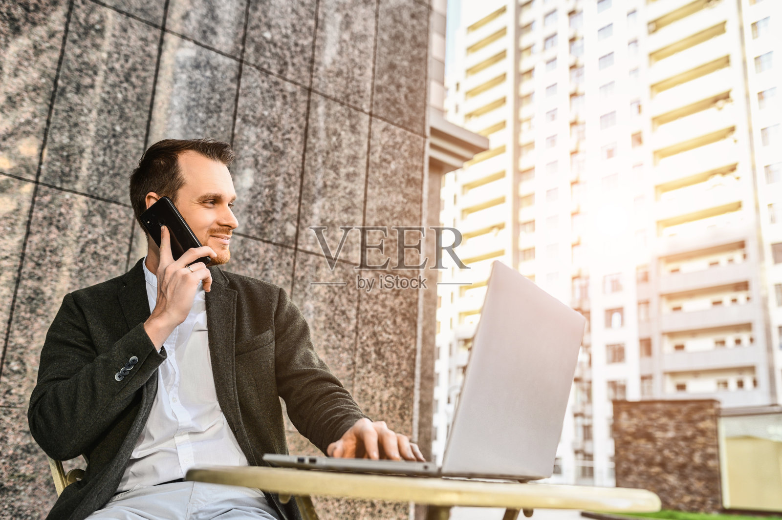 男士在智能休闲装工作与笔记本电脑照片摄影图片
