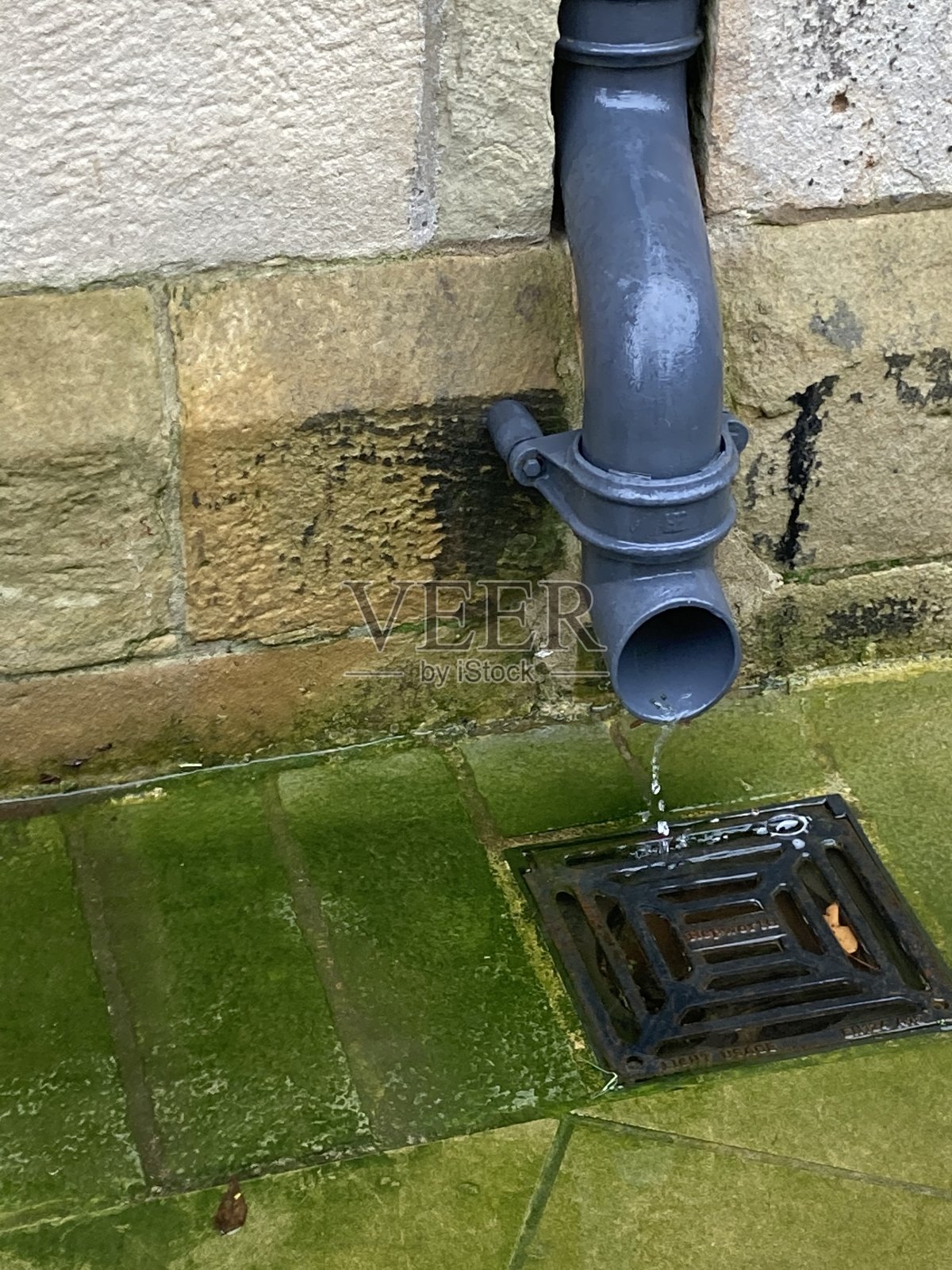 关闭旧钟和排水管照片摄影图片