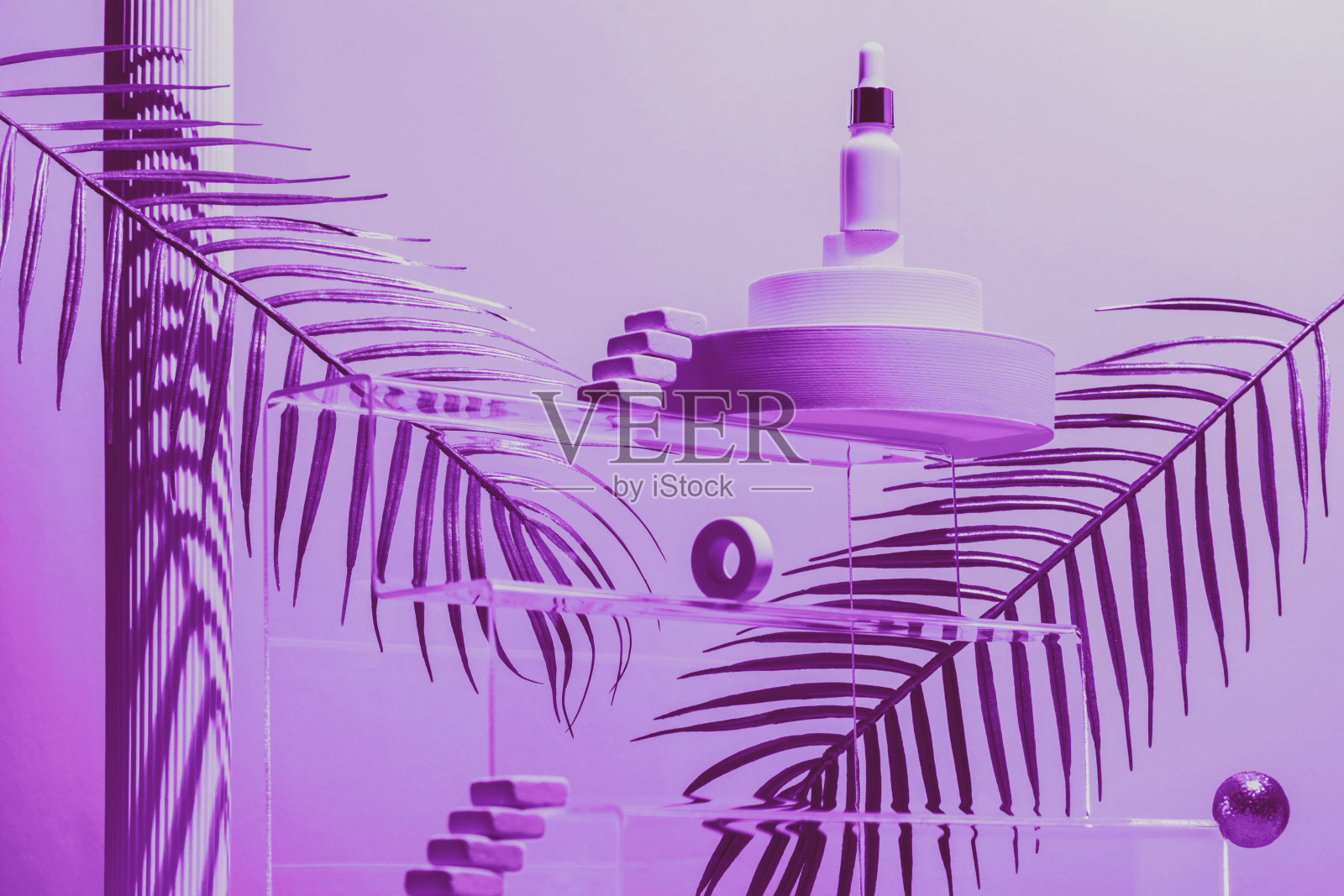 巨大的组成与化妆油的脸部与t台,楼梯,棕榈叶和几何形状的蓝色和金色的颜色,美丽的概念。照片摄影图片