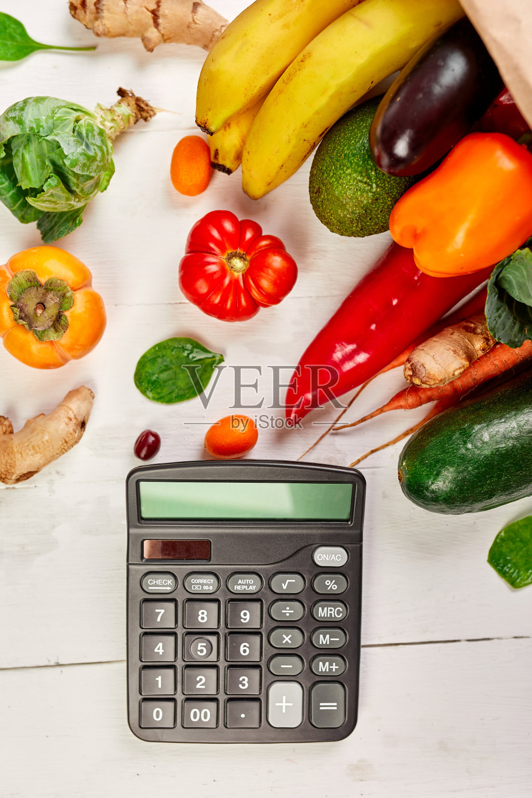 平铺纸购物袋与各种新鲜蔬菜和水果和计算器照片摄影图片