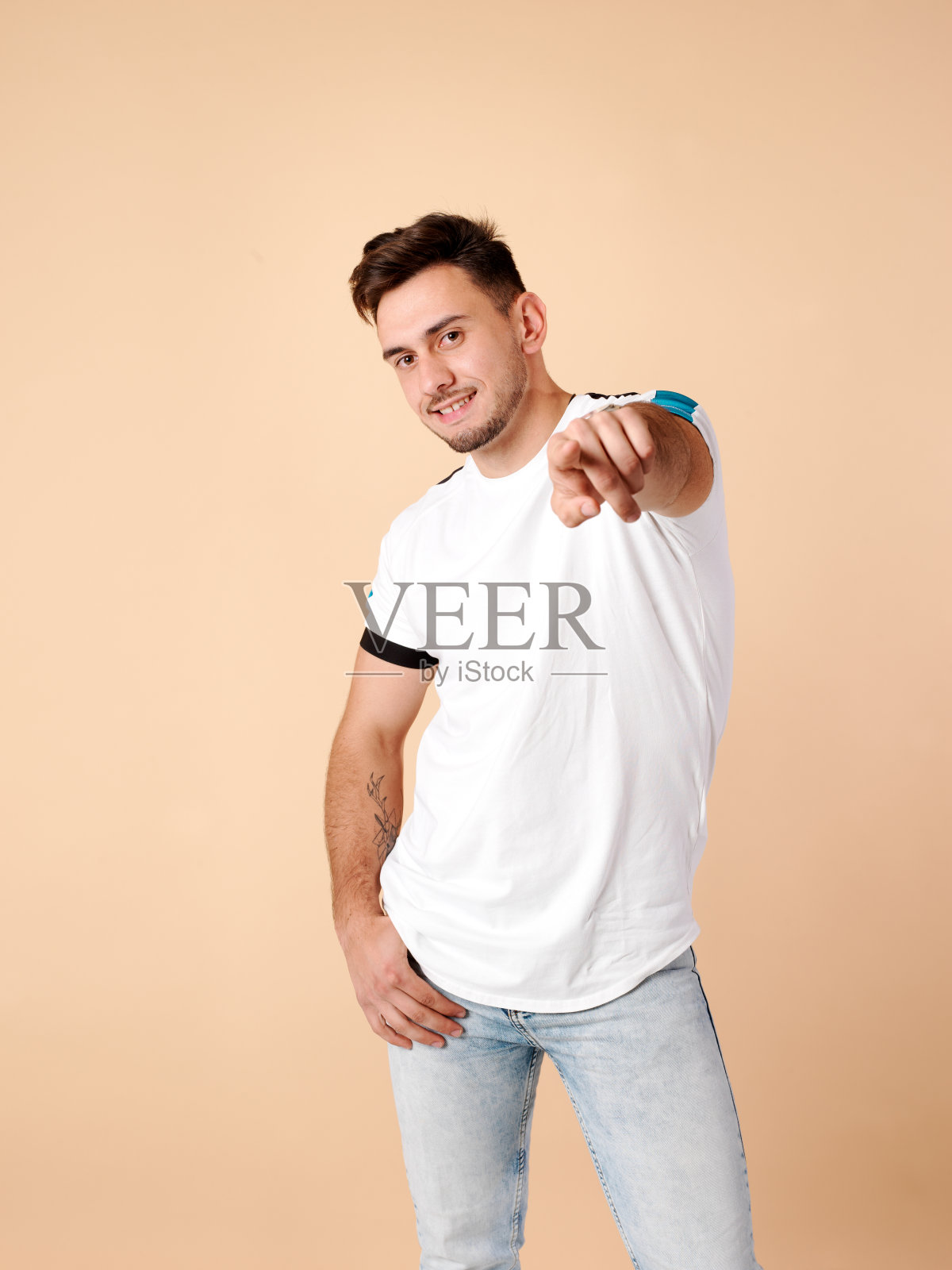 年轻人微笑着,手直指前方照片摄影图片