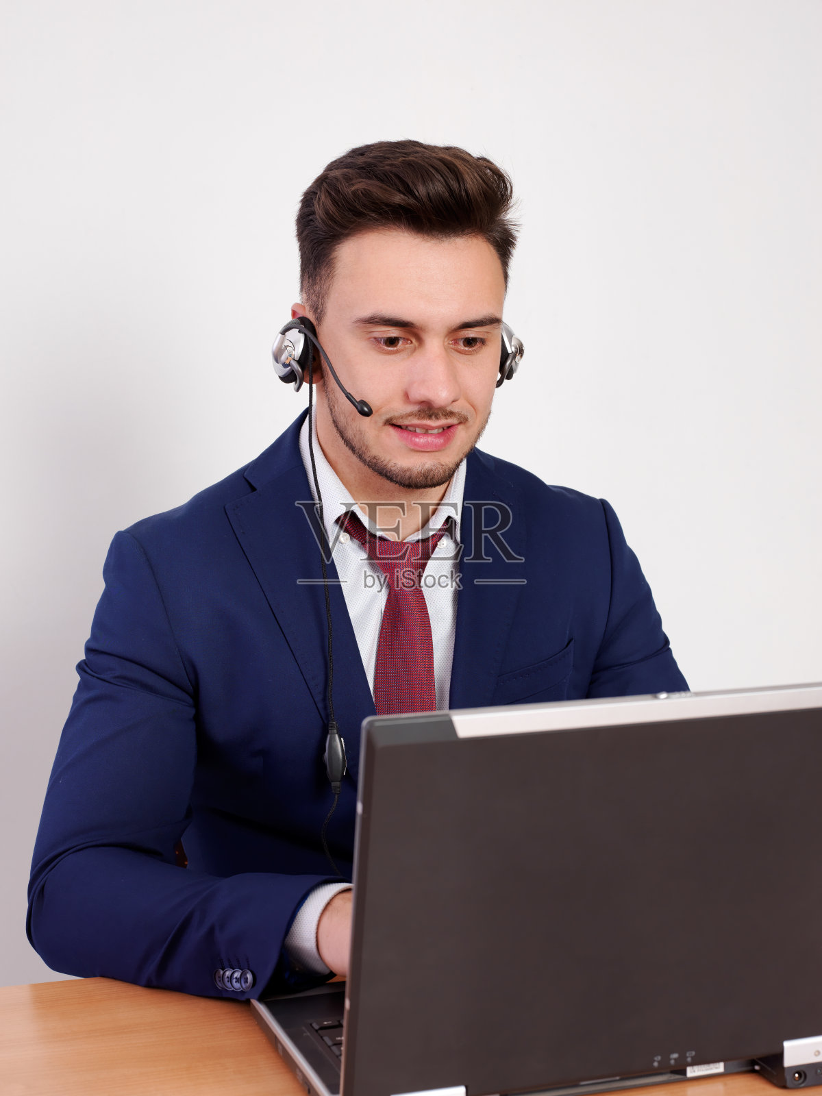 有积极能力的接线员接听客户电话照片摄影图片