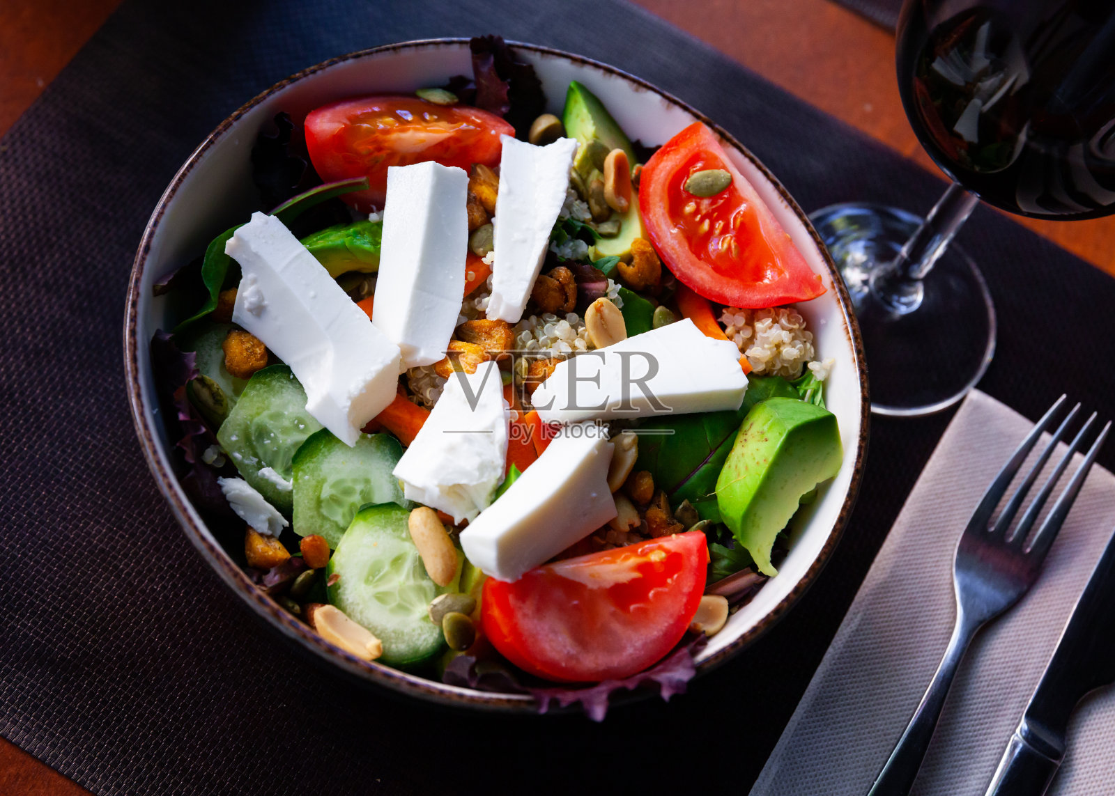 蔬菜沙拉配新鲜奶酪和藜麦照片摄影图片