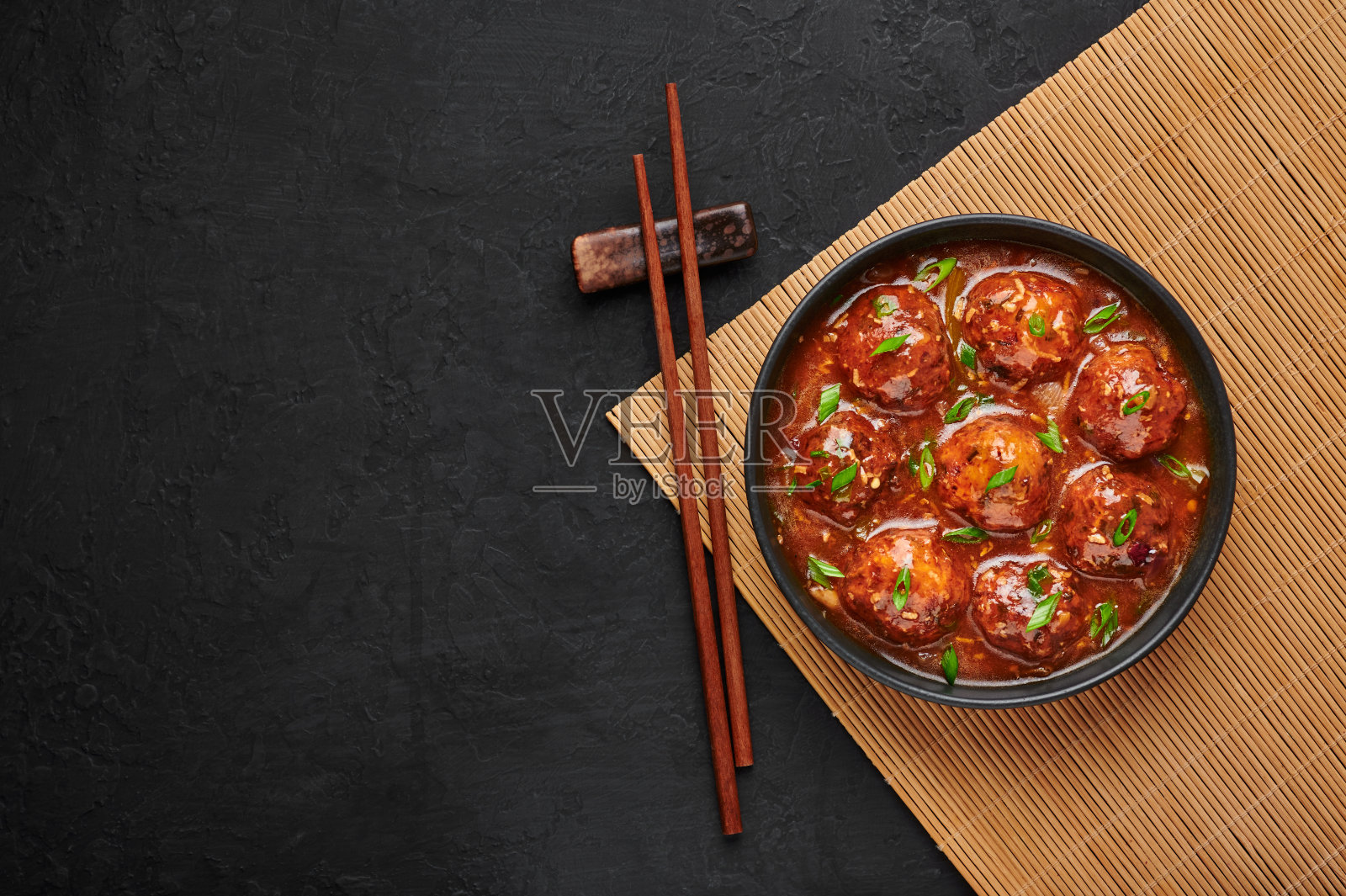 蔬菜满洲肉丸在黑色的碗,在黑色的石板桌上。满洲菜是印度的中国菜。亚洲食物和膳食。前视图。本空间照片摄影图片