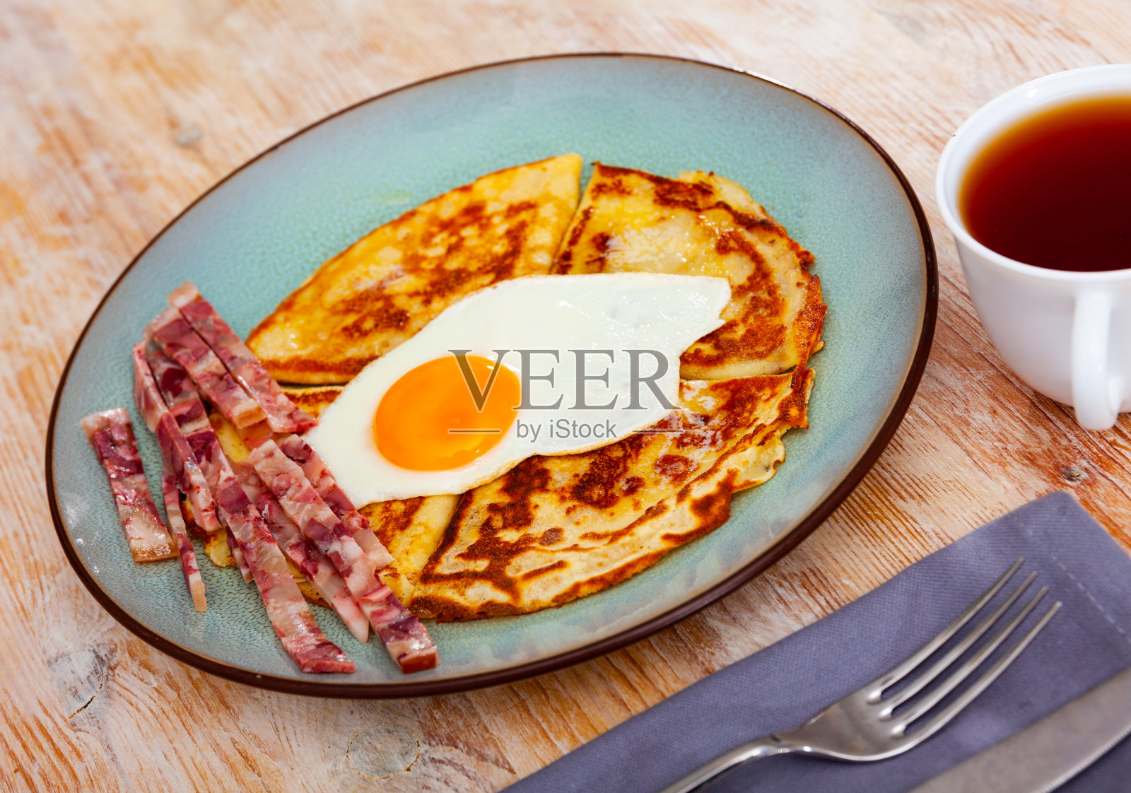 可丽饼配香肠片和煎蛋照片摄影图片