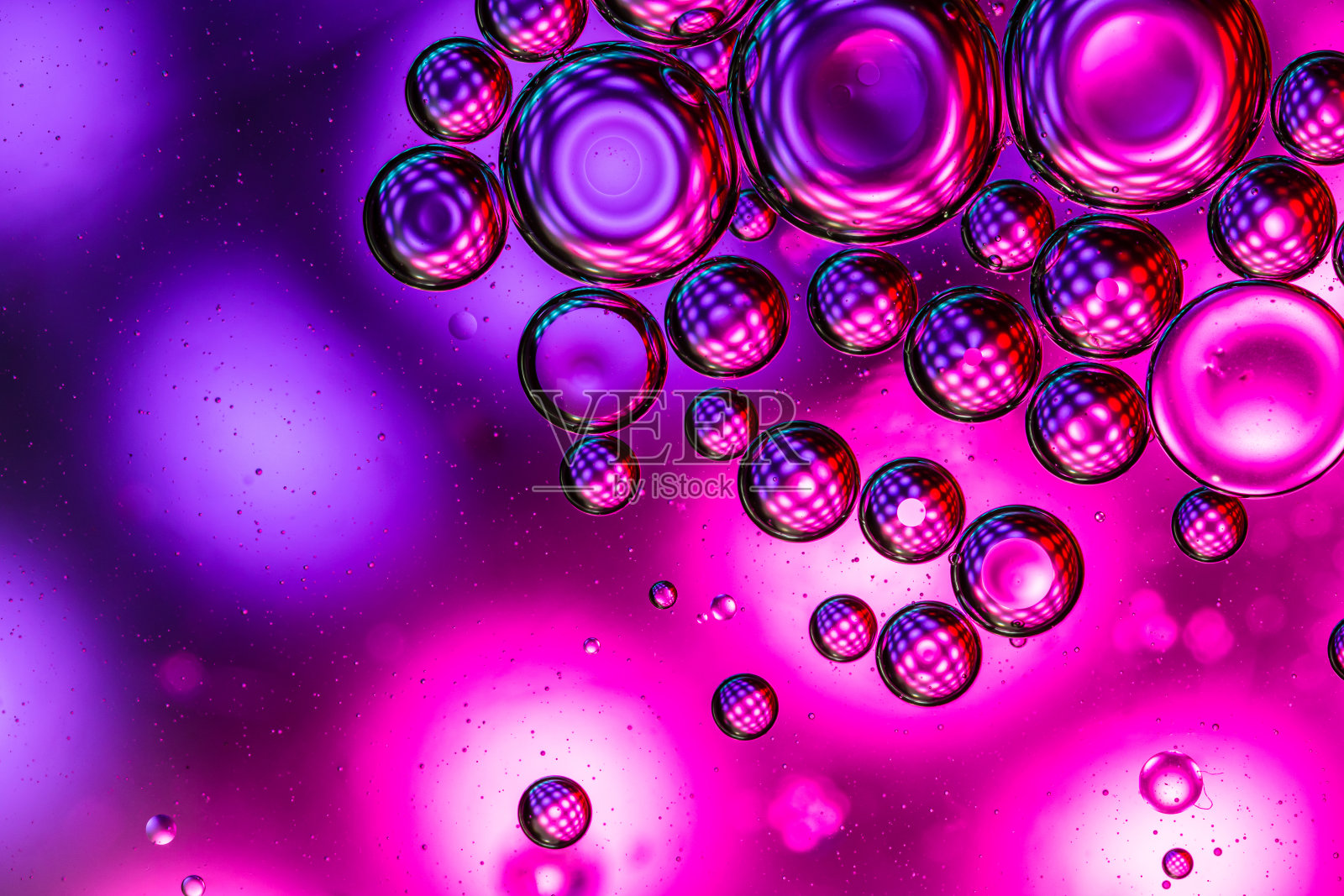 抽象的彩色背景与油滴和水面上的波浪。抽象的背景概念照片摄影图片
