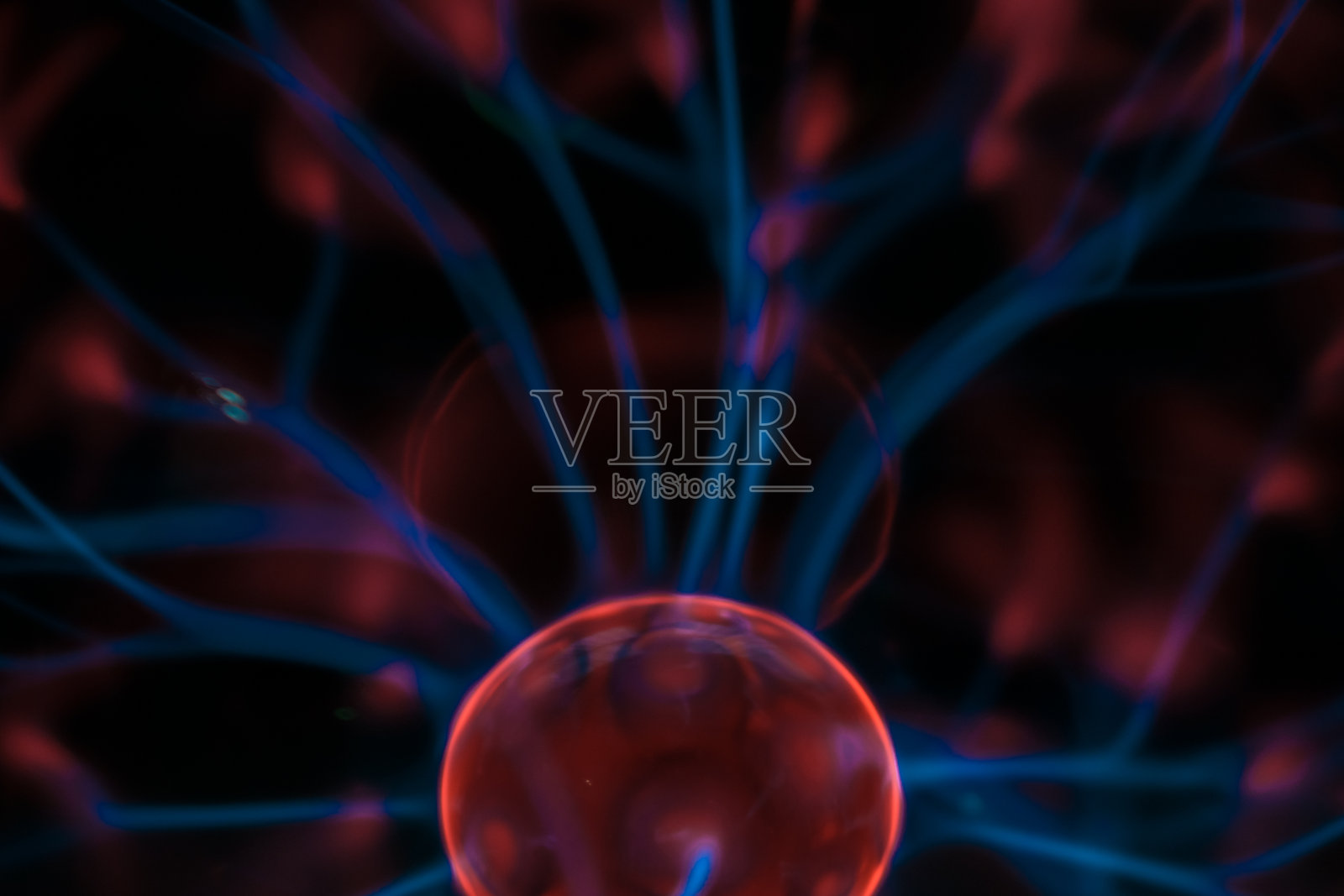 这是一个绕着圆圈无序移动的蓝色闪电的抽象图像。一个新行星诞生的宇宙抽象概念。技术背景。没有焦点。照片摄影图片