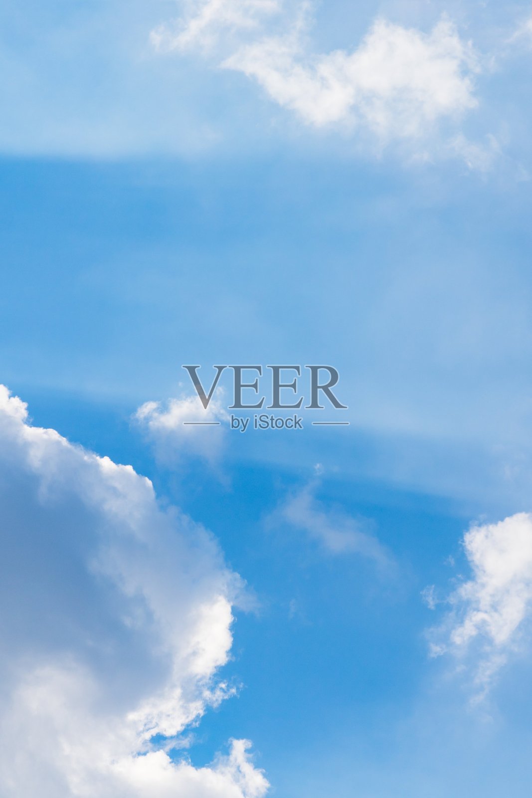 美丽的白云在天空的背景。阳光,光和阴影照片摄影图片