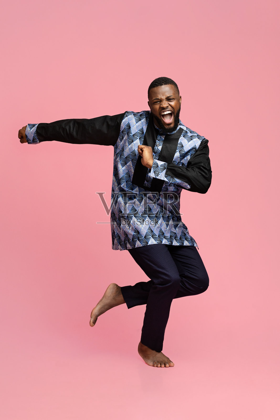 有魅力的黑人在粉色背景上跳舞照片摄影图片