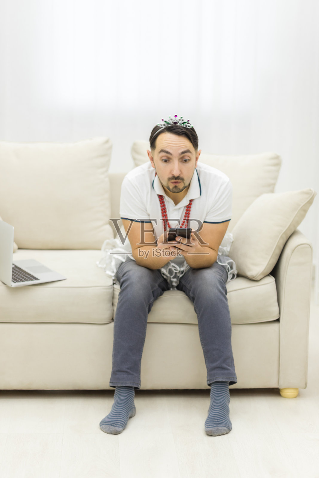 照片中的男子目瞪口呆,眼睛睁得大大的。照片摄影图片