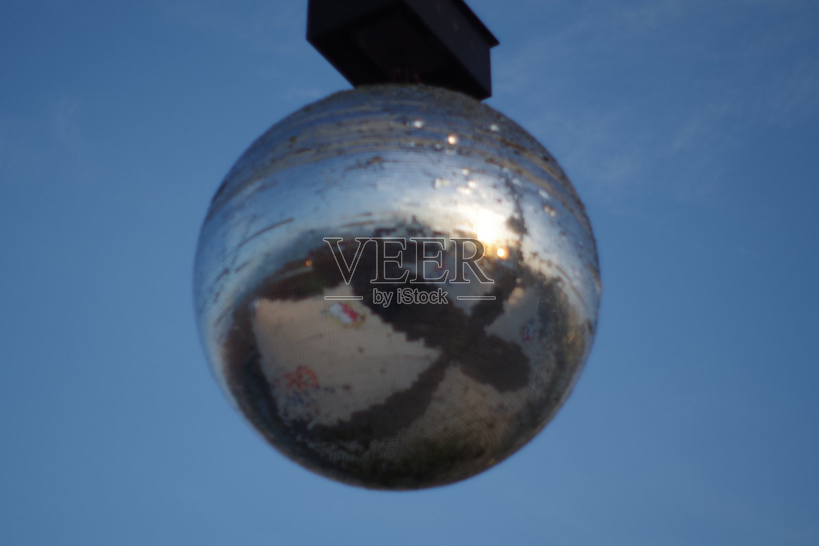 迪斯科球户外与蓝天背景照片摄影图片