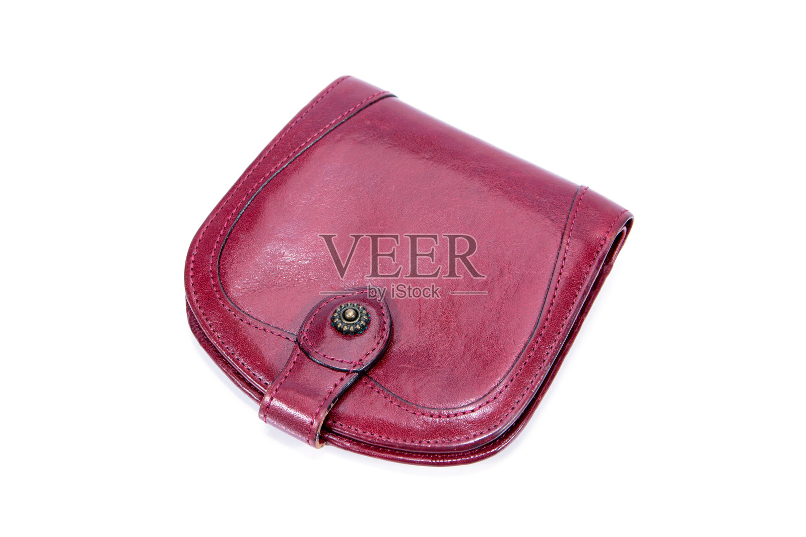 女子老式皮革钱包孤立在白色背景。红色旧真皮女士复古钱包与黄铜按钮隔离照片摄影图片