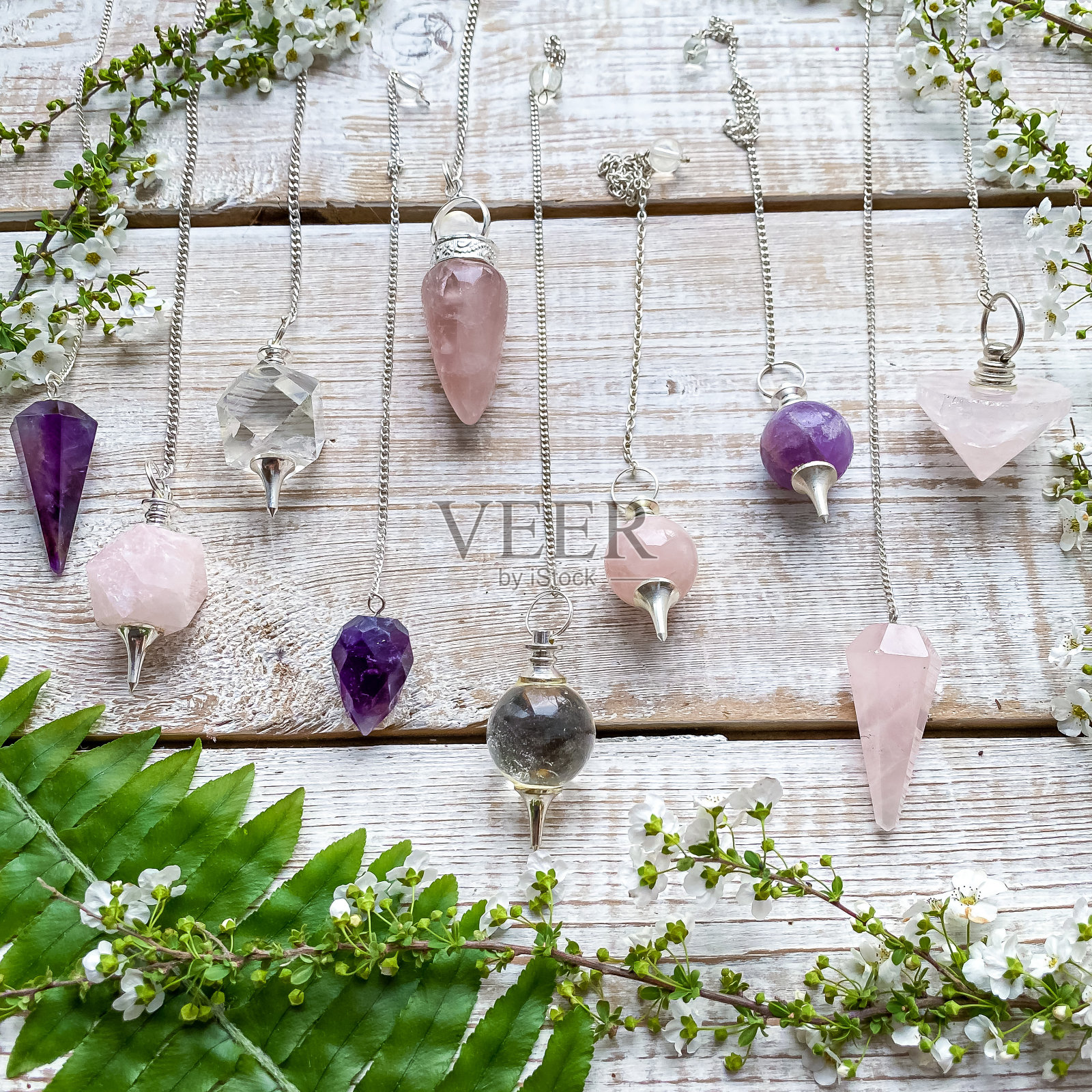 钟摆由紫水晶,石英,玫瑰石英制成照片摄影图片