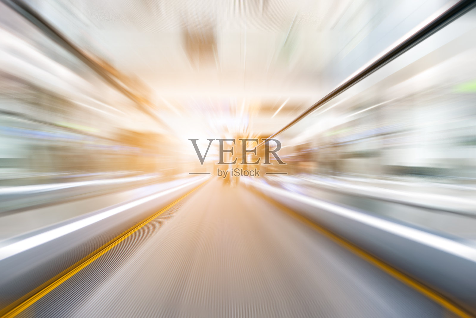 由于冠状病毒新常态,空空如也的机场背景被散景光模糊,商店区域跑道带旅行的自动扶梯乘客飞行飞行旅行在候机楼走廊行走照片摄影图片