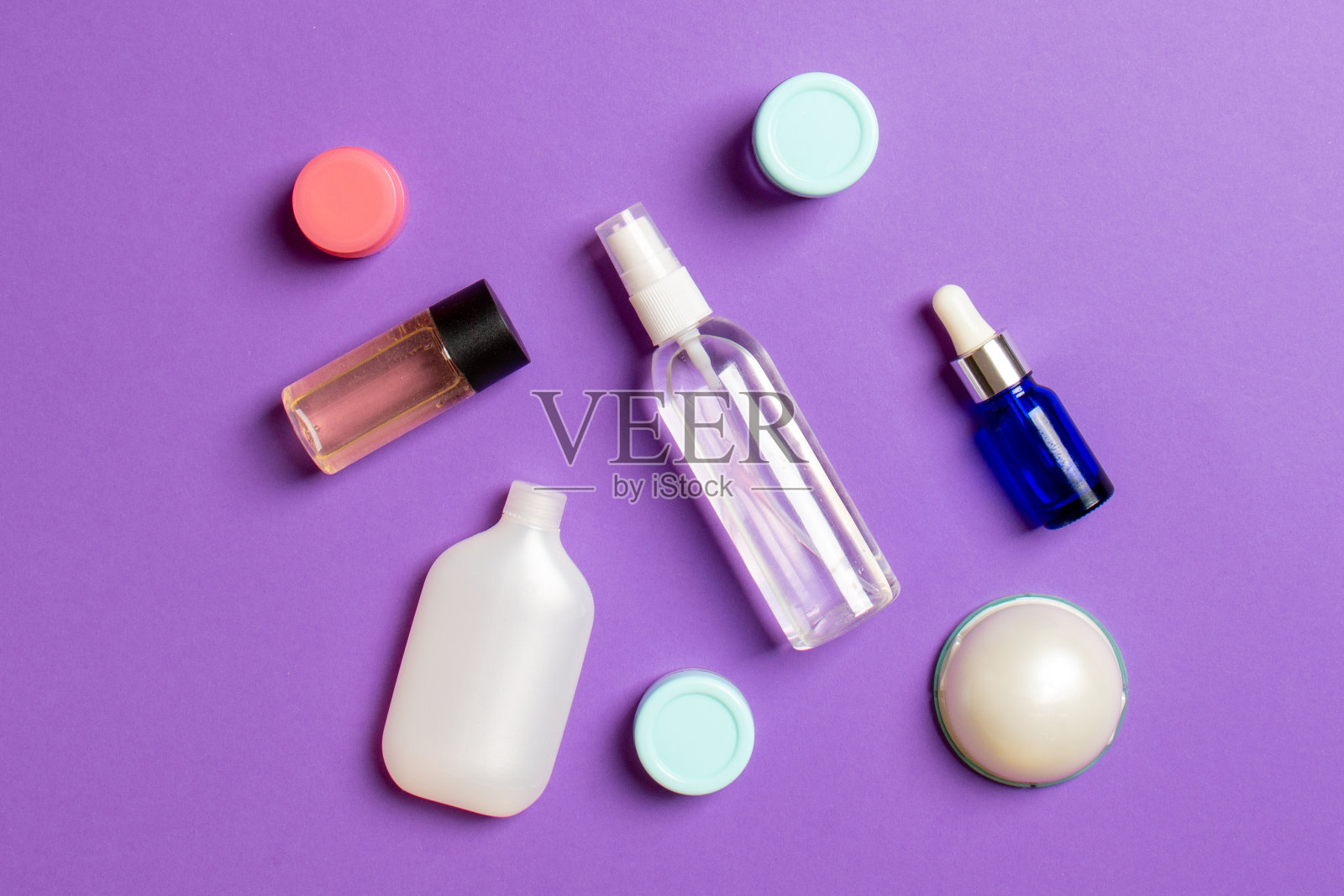 化妆品SPA品牌模型,俯视图与复制空间。一套奶油管和罐子平放在彩色的背景上照片摄影图片