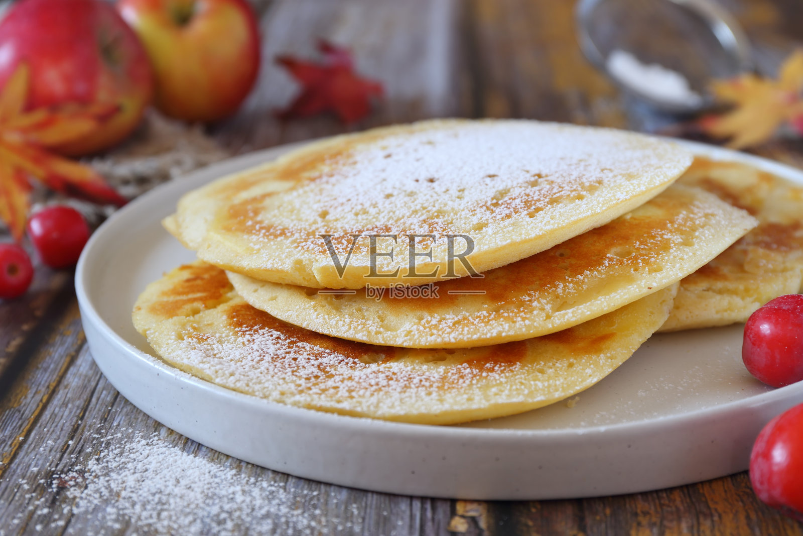 法国菜。Matefaim。甜苹果煎饼,糖粉调味照片摄影图片