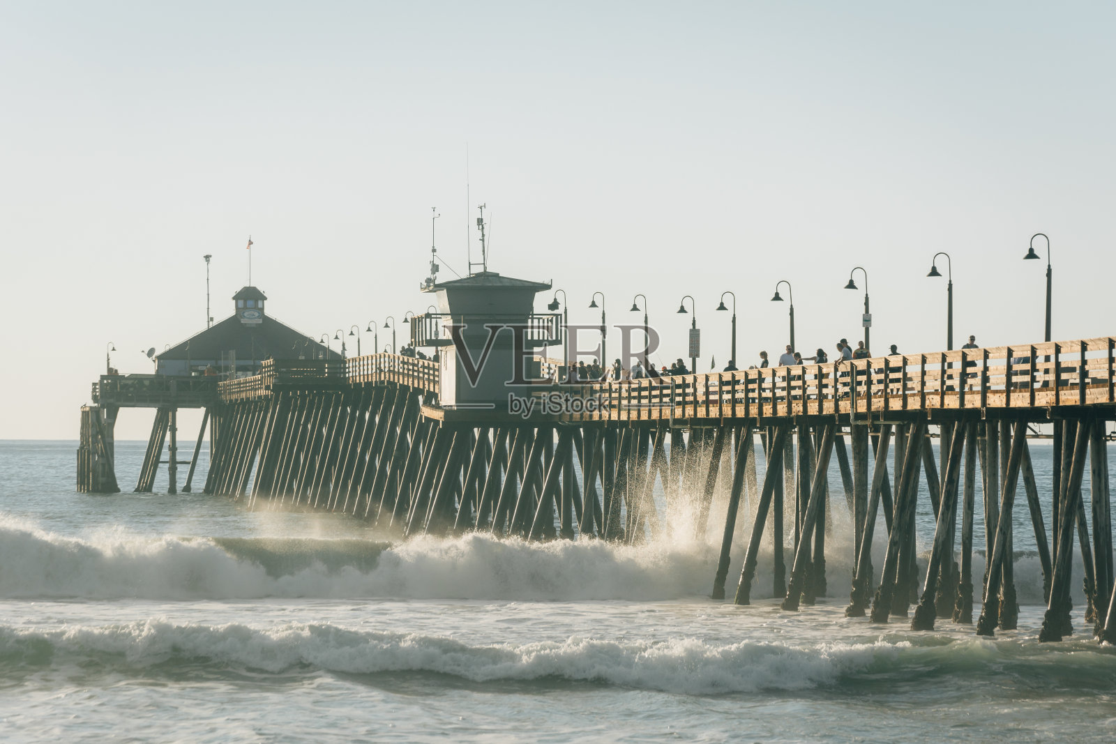 加州帝国海滩的钓鱼码头照片摄影图片