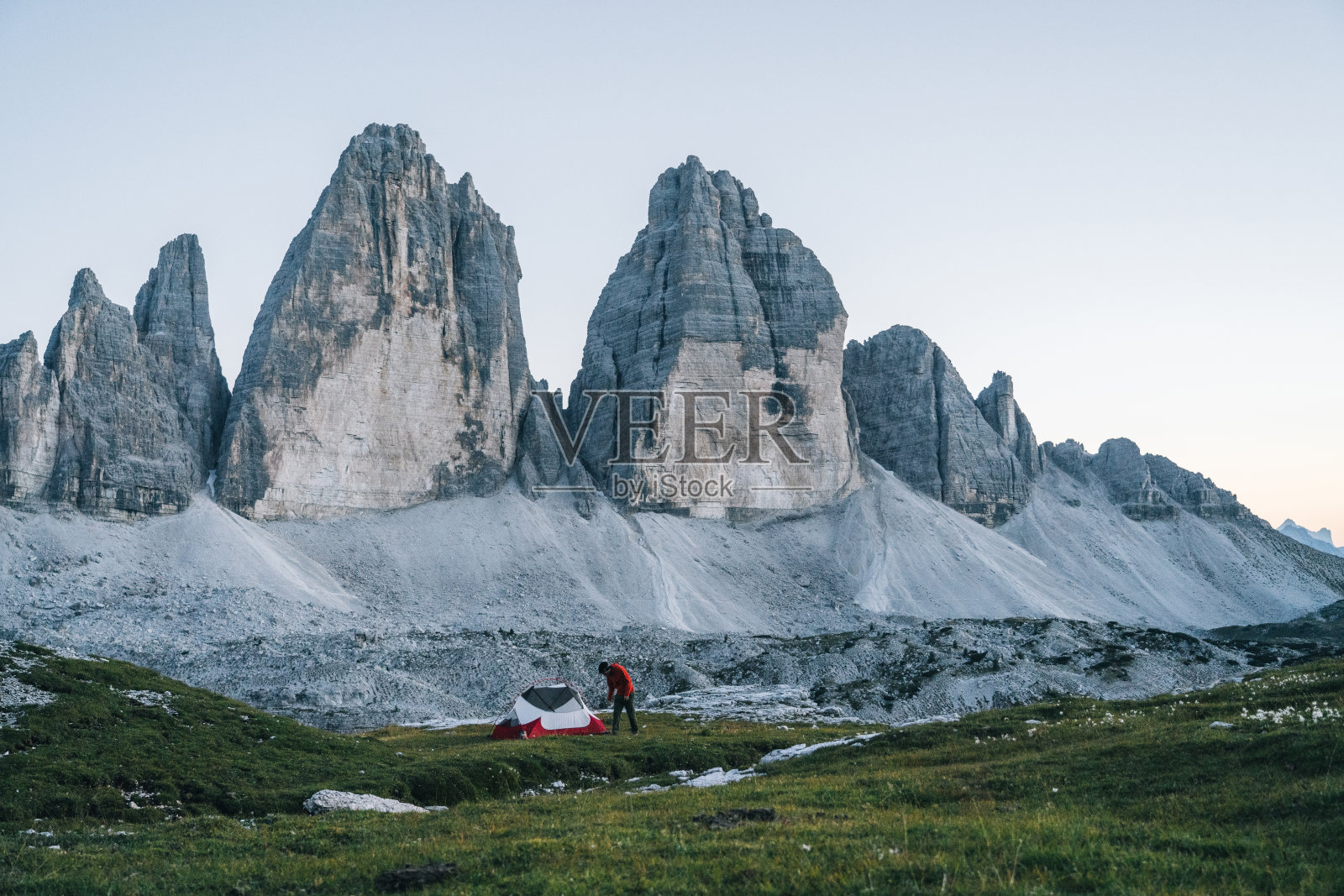 男性徒步旅行者在山脊上露营照片摄影图片
