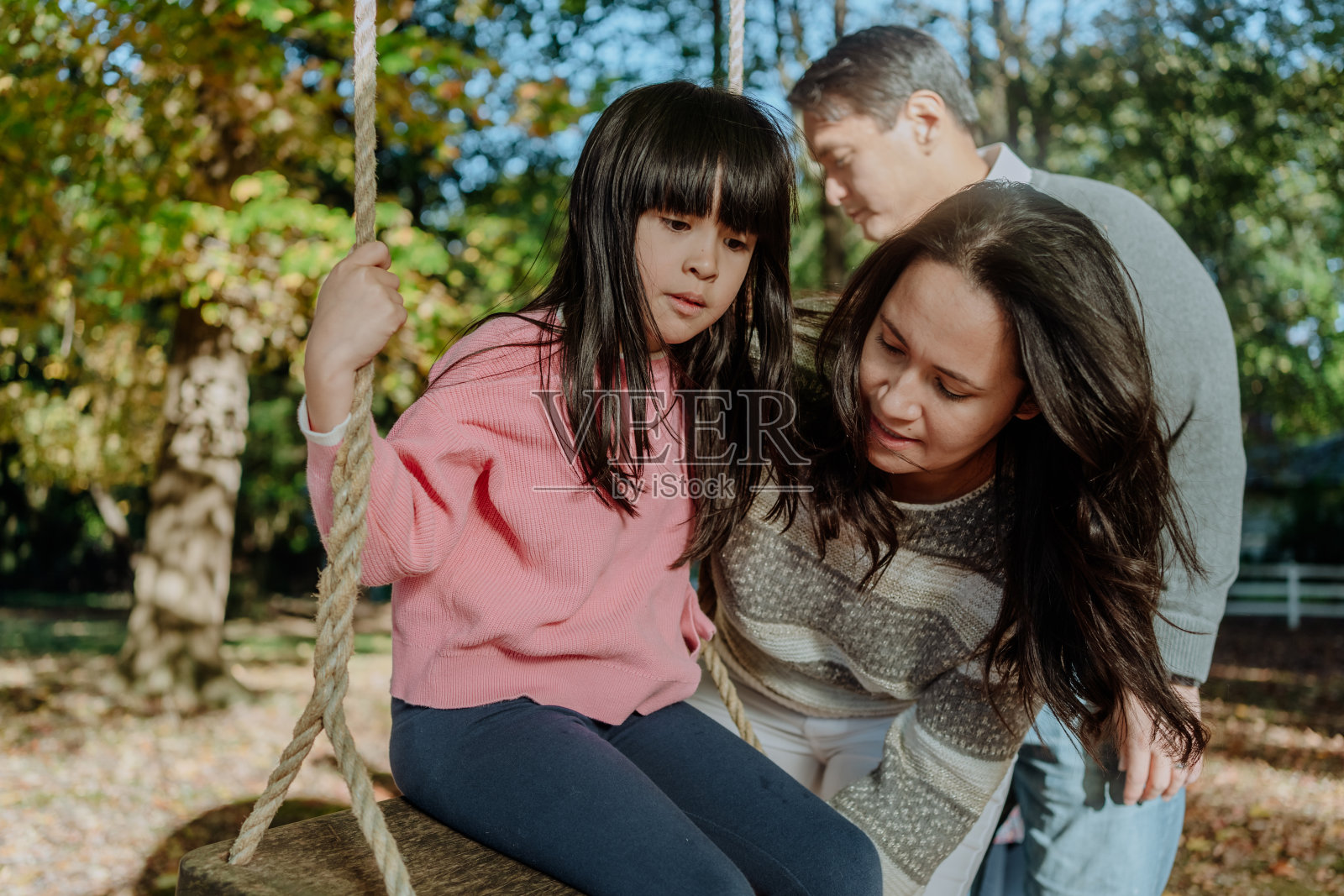 荡秋千的韩国自闭症女孩和她的母亲照片摄影图片