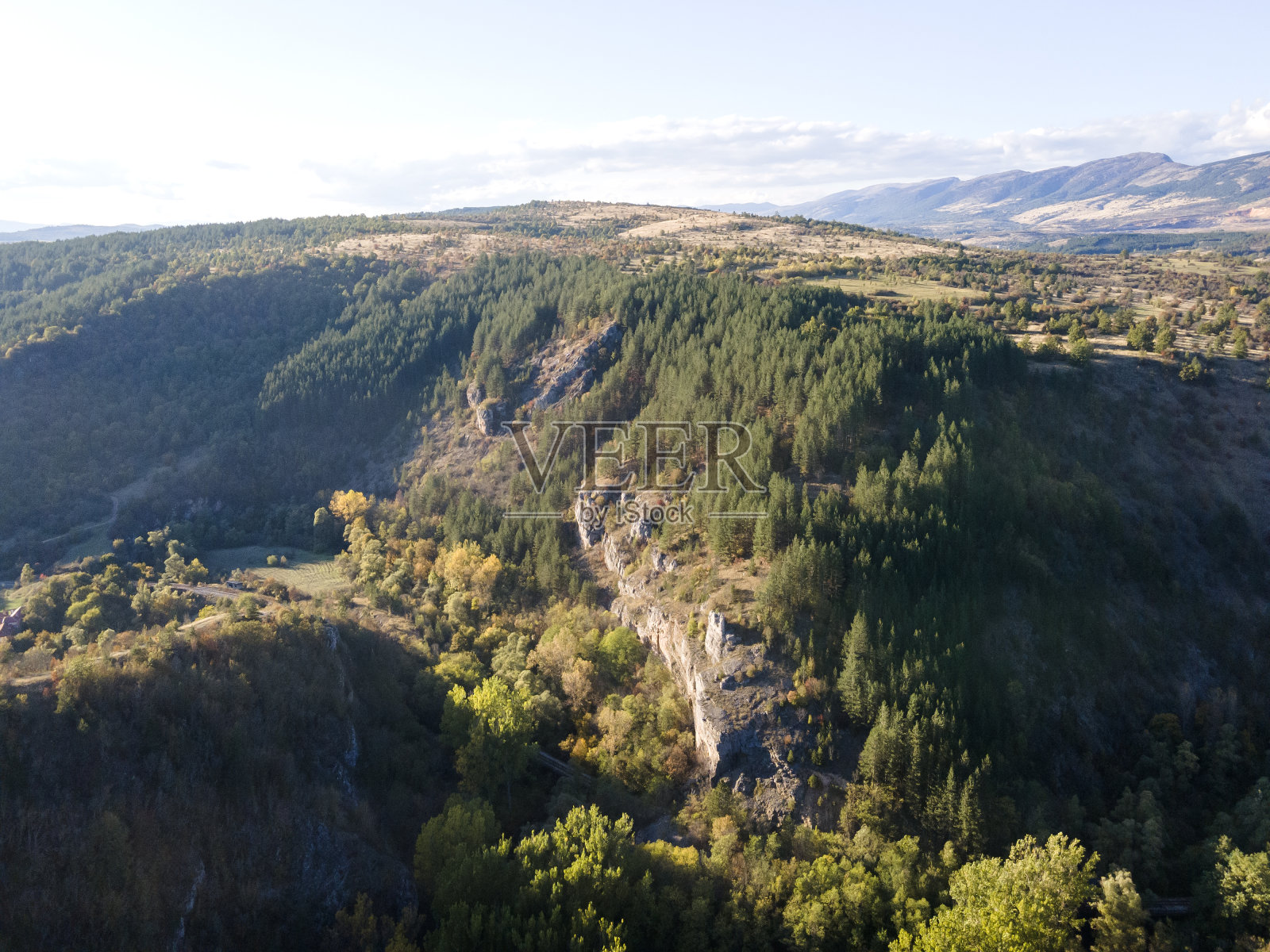 保加利亚尼沙瓦河峡谷的空中秋景照片摄影图片