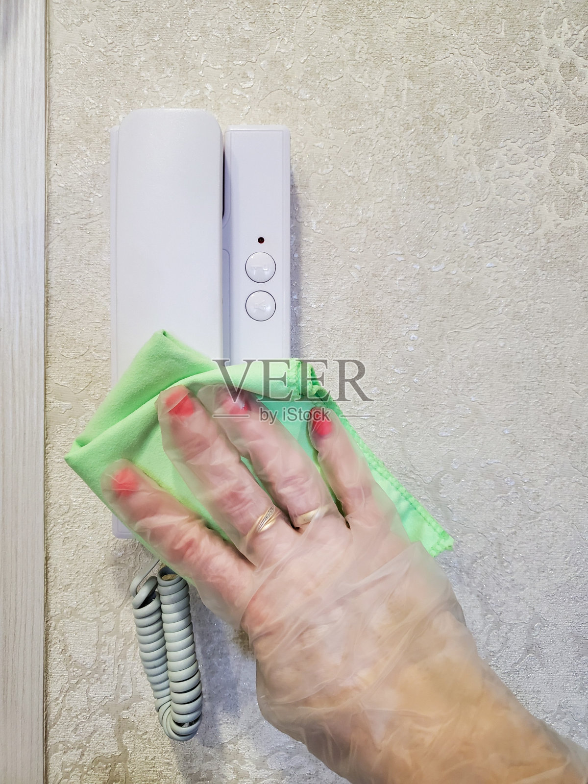 对讲机消毒。抗击新冠肺炎疫情蔓延照片摄影图片