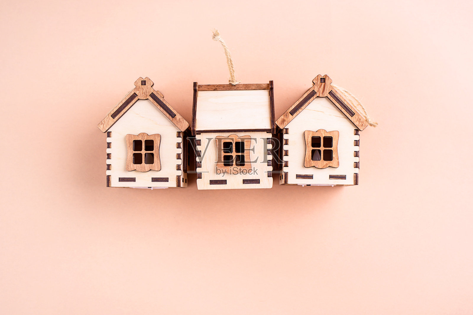 圣诞树上的木制生态玩具。在灯笼和房子的形式。新年的内容。从以上观点。照片摄影图片