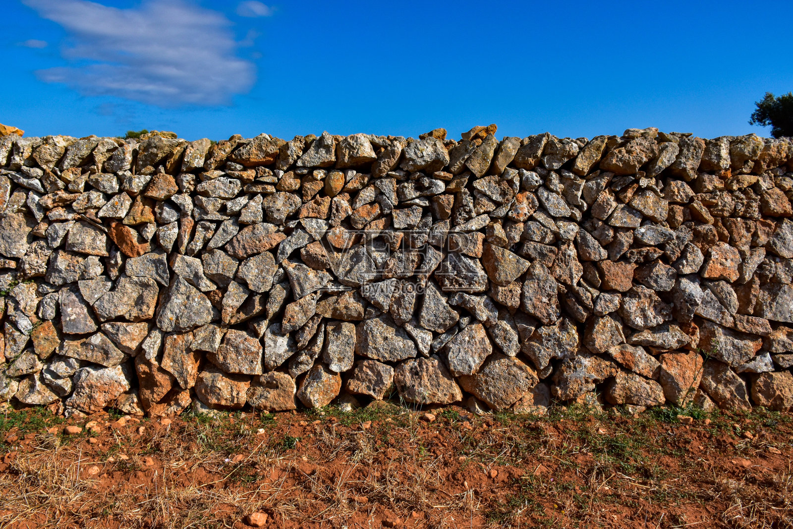 墙背景与橙色的石头和泥土在梅诺卡岛照片摄影图片