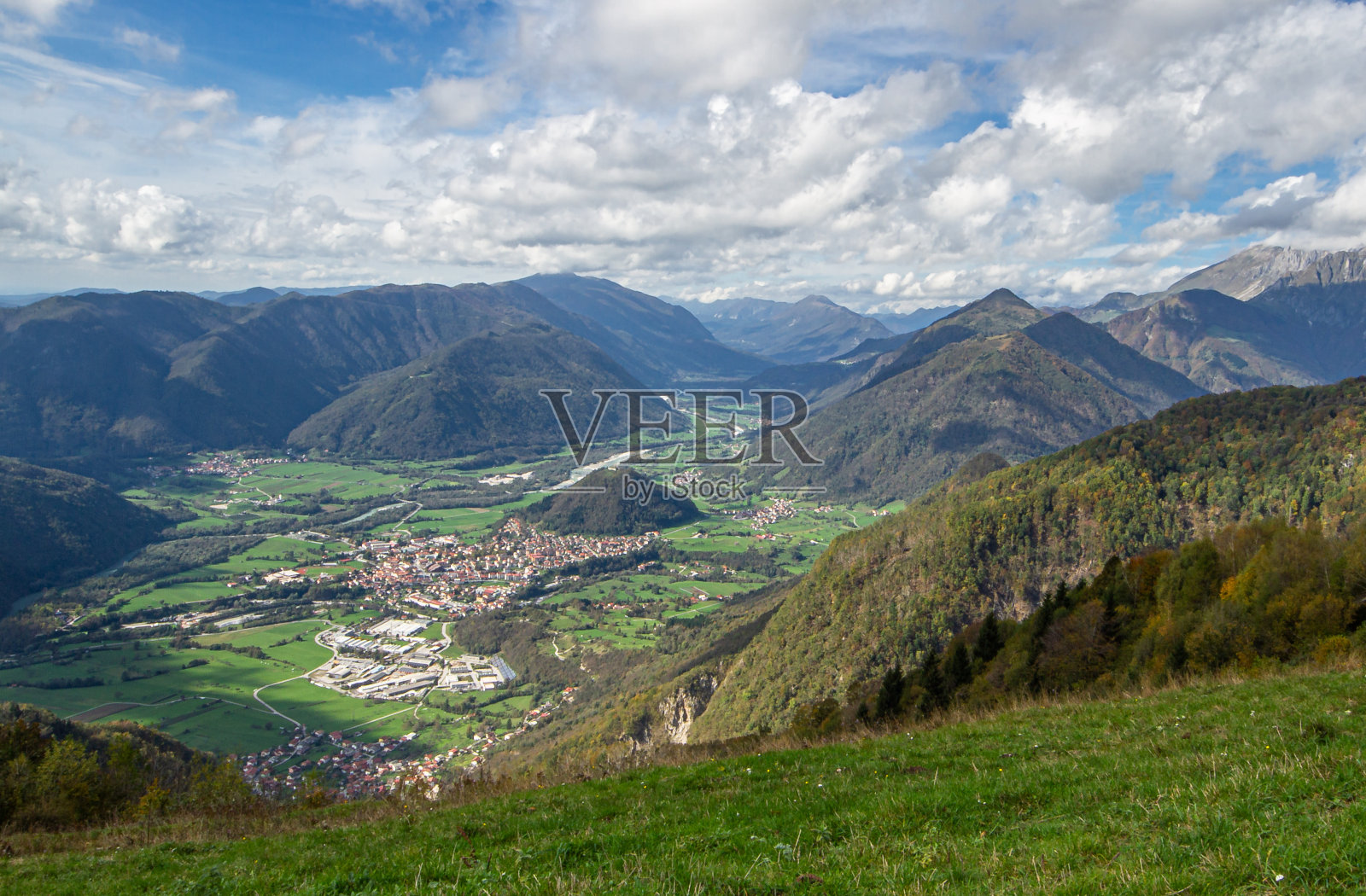 斯洛文尼亚索卡谷的托尔明镇照片摄影图片