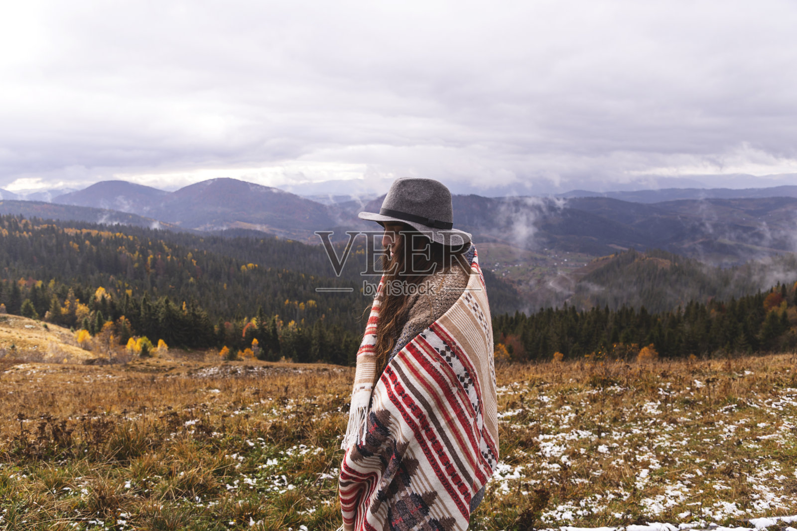 漫游癖的概念。山里的波西米亚风格的女人照片摄影图片