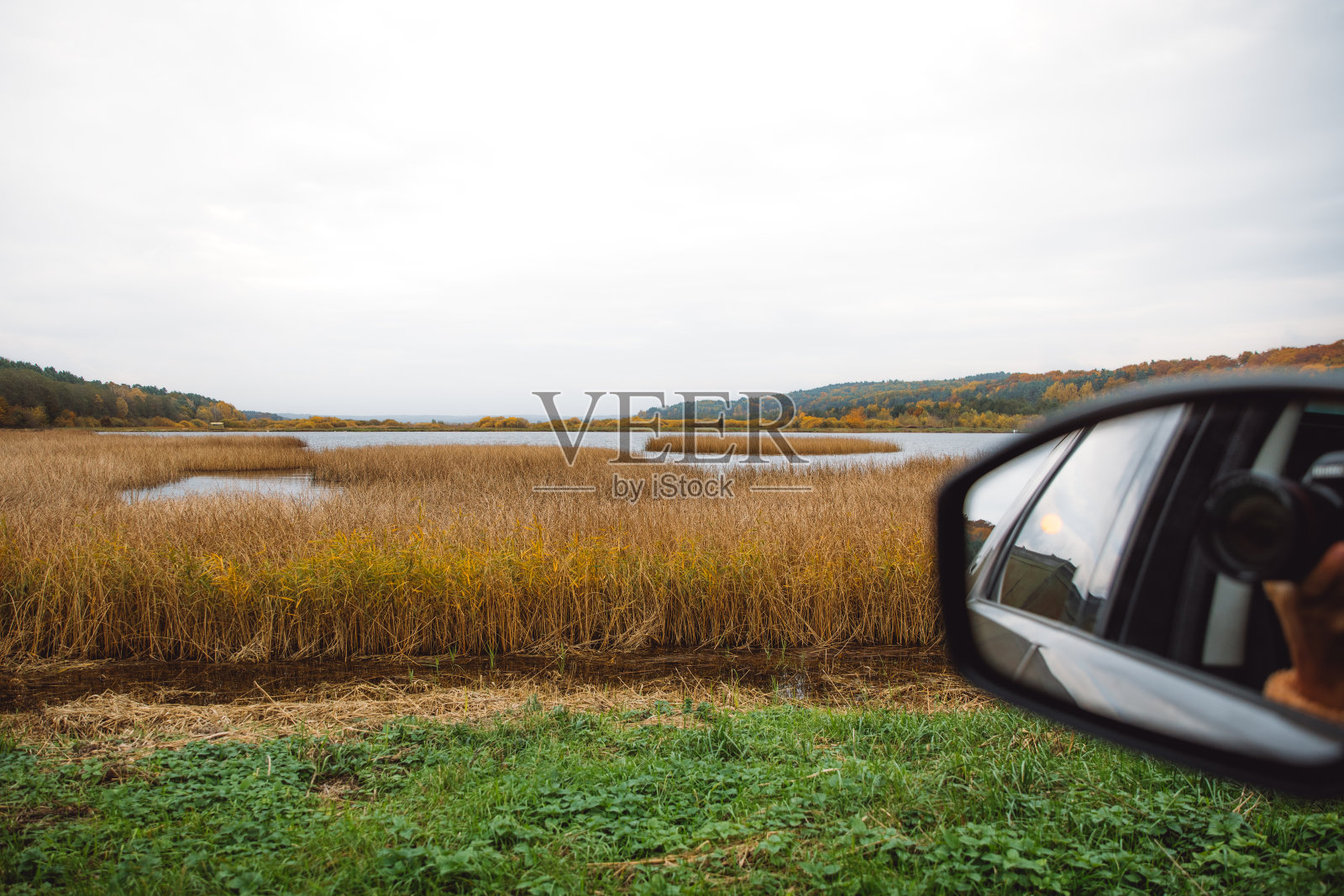 在美丽的金秋湖畔度过一个惬意的周末照片摄影图片