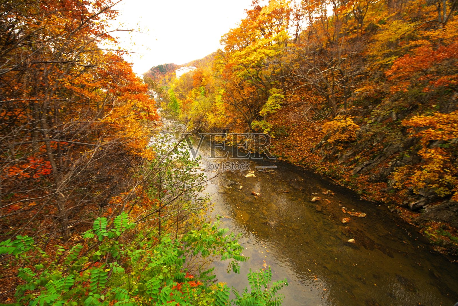 中产温泉和双美悬索桥在深秋照片摄影图片
