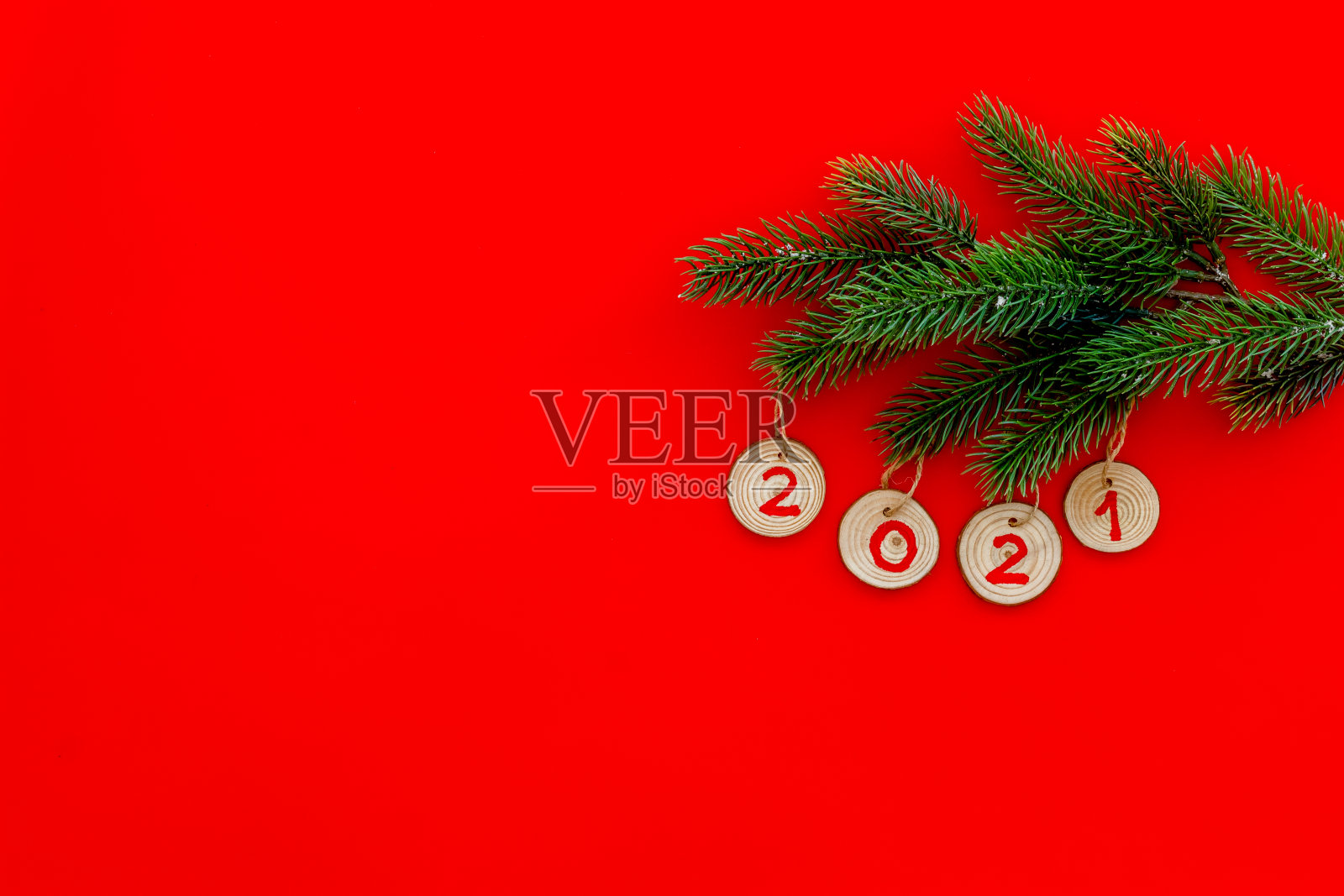 红色背景的冷杉树枝上的圣诞红色小玩意照片摄影图片