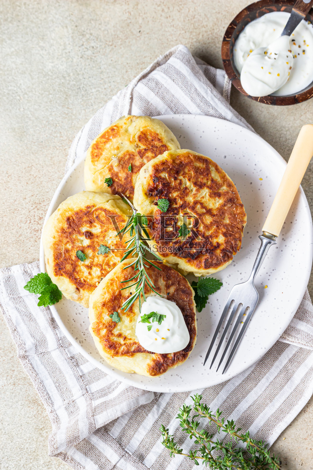 美味的蔬菜肉片配土豆和蘑菇,配香草和酱汁。健康饮食的食品概念。素食食物。照片摄影图片