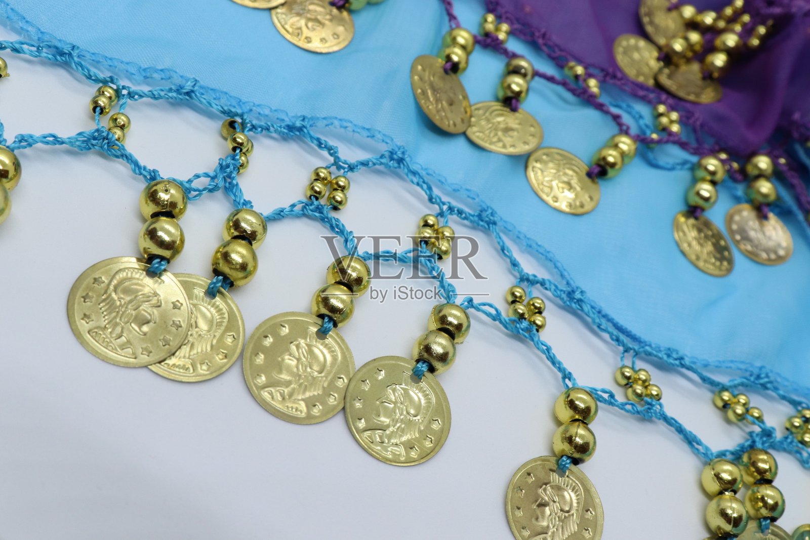 这些披巾用金属亮片装饰,用于跳肚皮舞。照片摄影图片