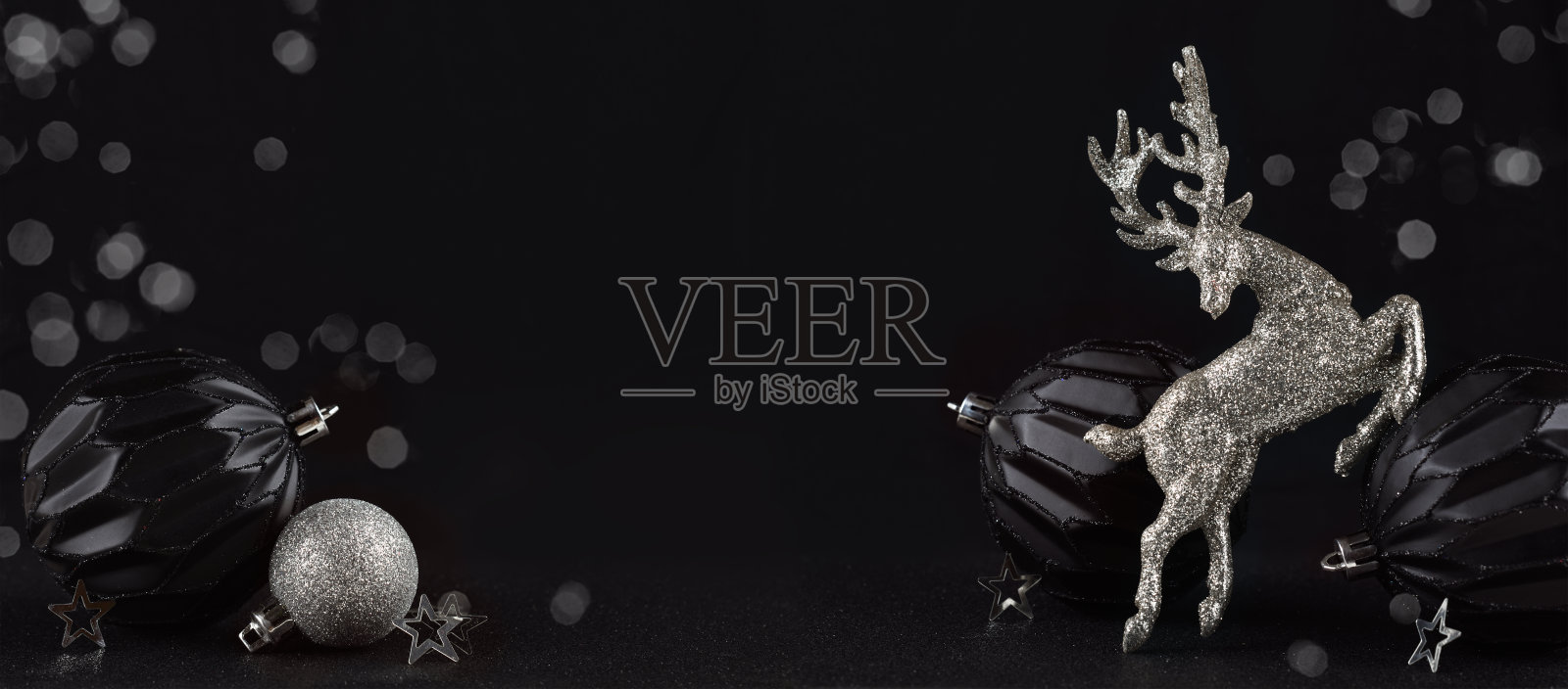 圣诞球和银色闪光鹿照片摄影图片