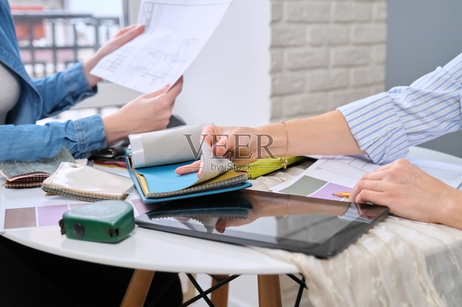 室内设计,面料样品草图,数字平板设计师手选材料照片摄影图片