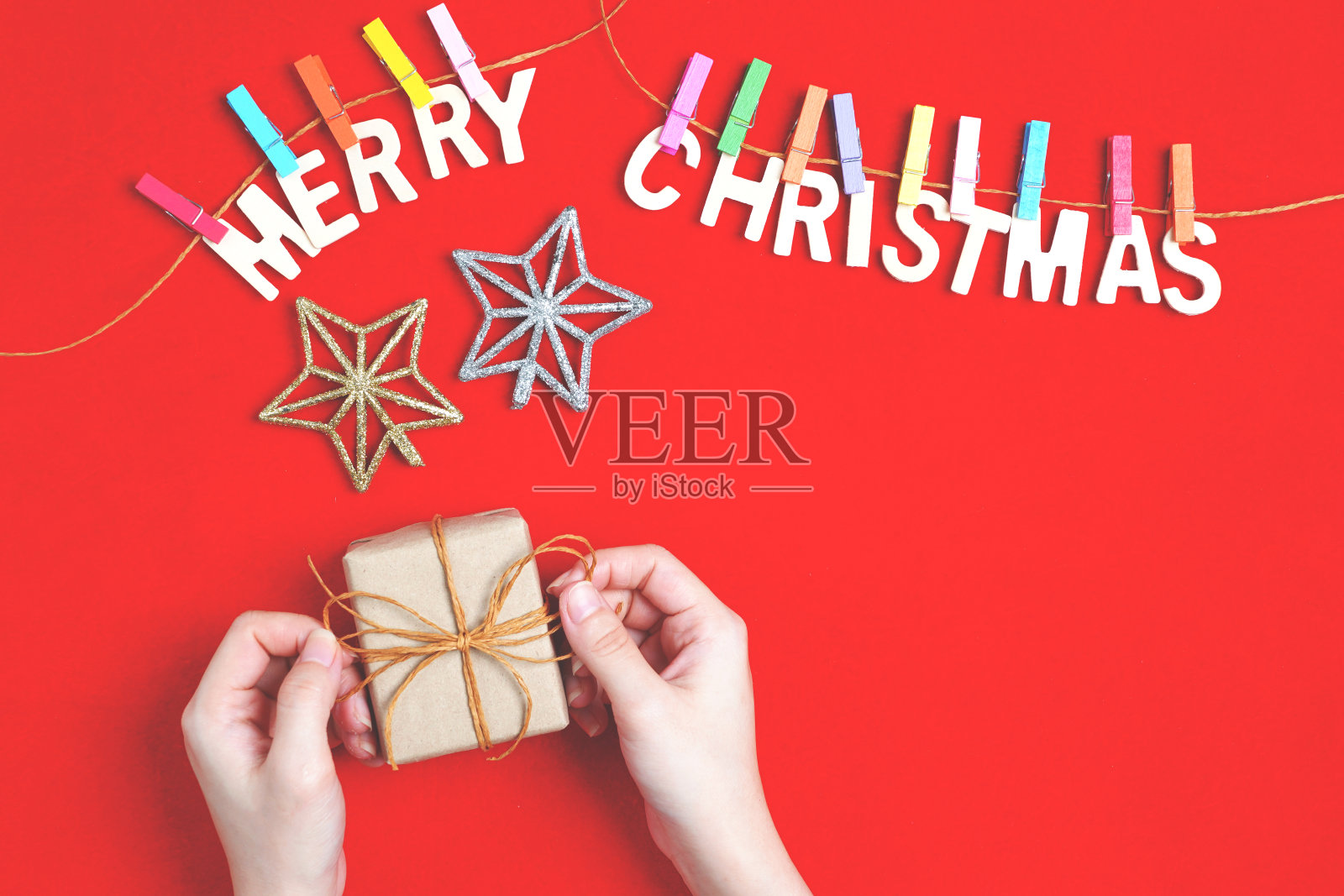 圣诞祝福短信以红色为背景,圣诞作文用冬季装饰,新年概念。平铺,俯视图,拷贝空间照片摄影图片