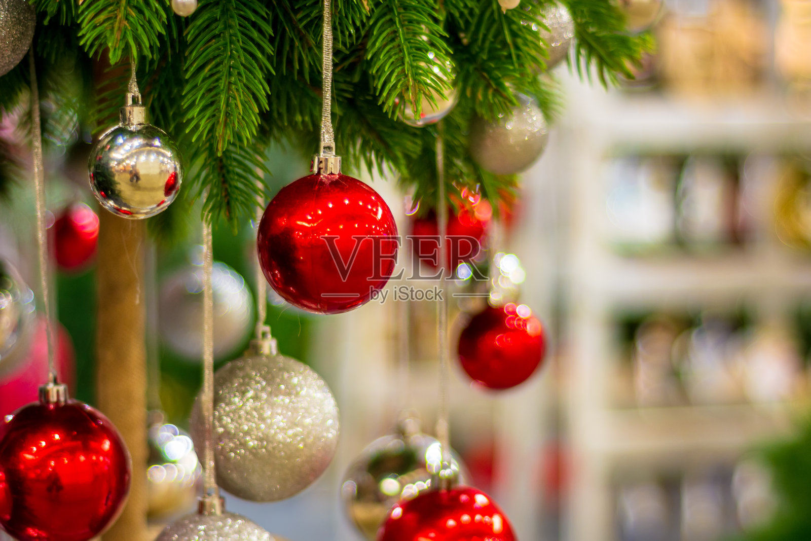 红色和金色的圣诞球挂在树枝上照片摄影图片