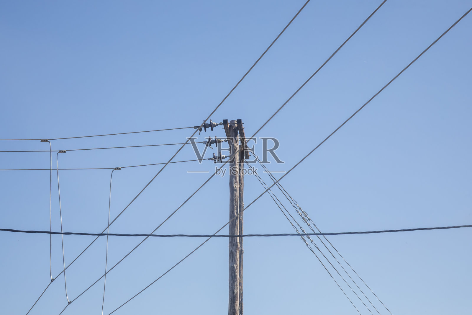 来自旧电网的老式木制电杆照片摄影图片