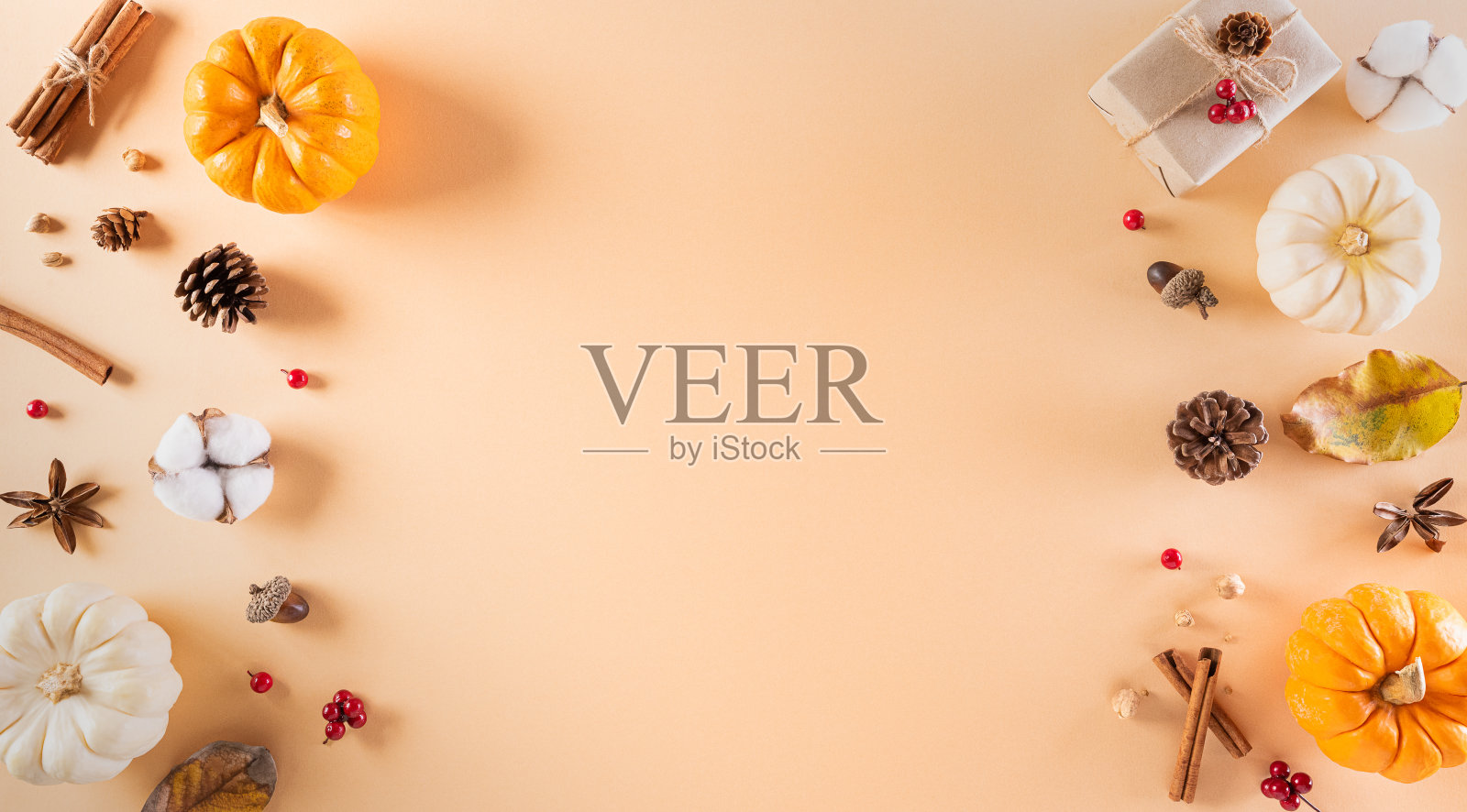 感恩节背景装饰用干树叶和南瓜在柔和的背景。平铺,俯视图与复制空间。照片摄影图片