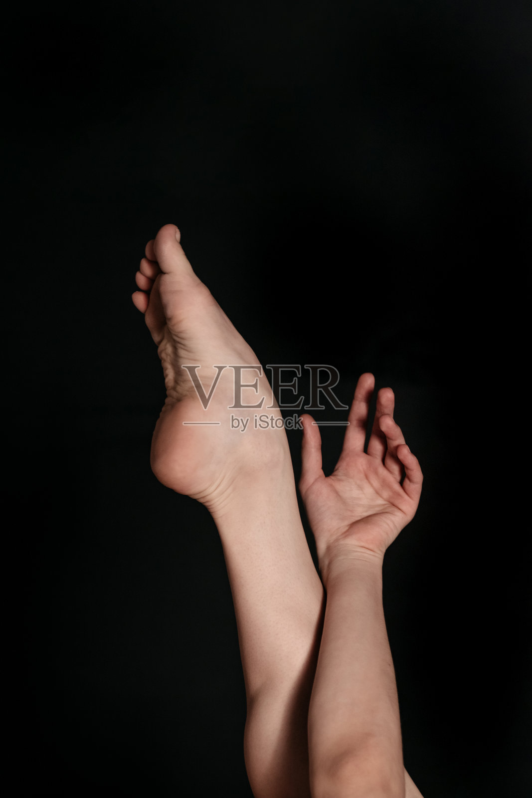 黑色背景上光滑的女性腿照片摄影图片